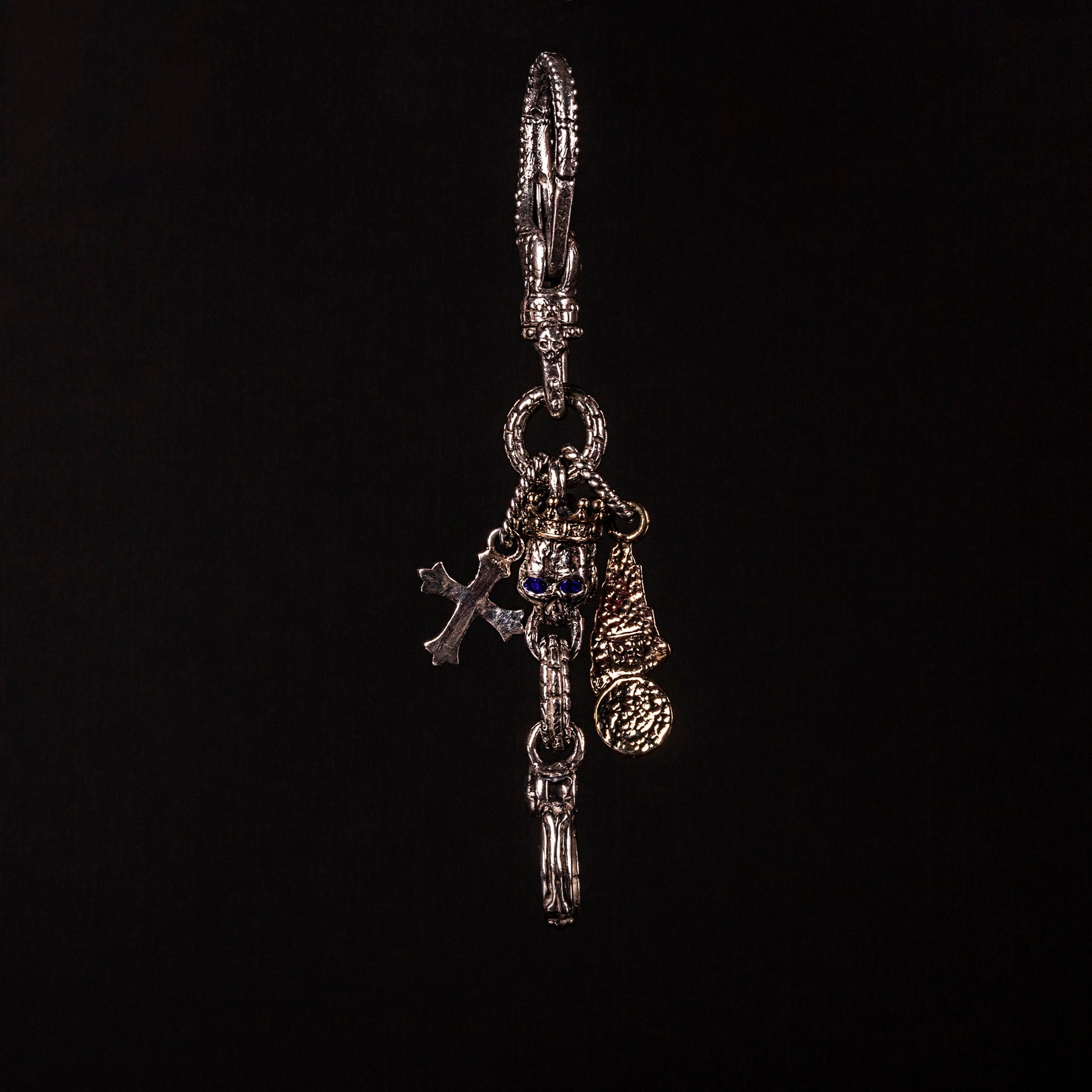 Portachiavi in argento925 con teschio e corona, ala e ruota, croce gotica.