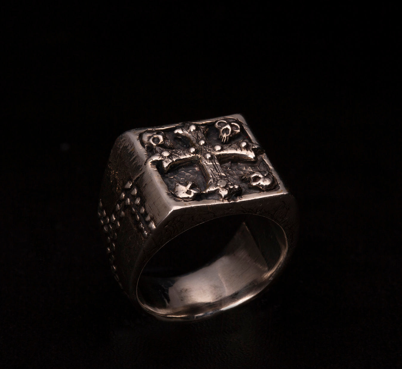 Anello in argento925 chevalier squadrato con croce gotica e quattro piccoli teschi. gambo con effetto rivettato.