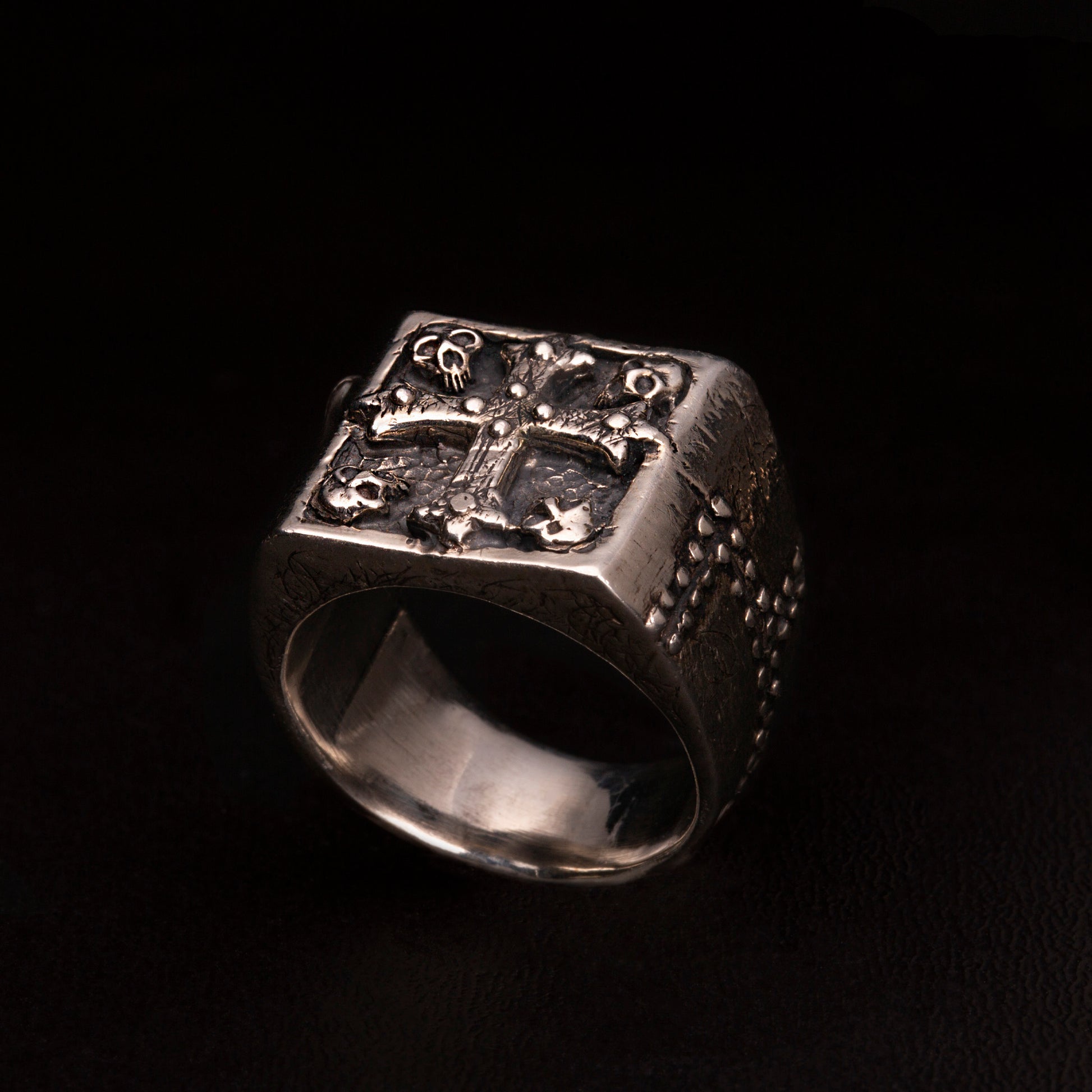 Anello in argento925 chevalier squadrato con croce gotica e quattro piccoli teschi. gambo con effetto rivettato.