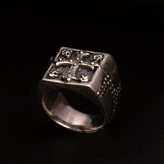 Anello in argento925 chevalier squadrato con croce gotica e quattro piccoli teschi. gambo con effetto rivettato.