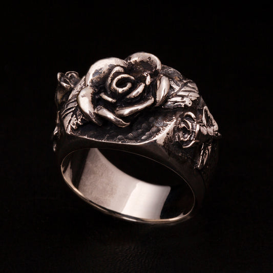 anello in argento925 con rosa tridimensionale e boccioli di rosa nei gambi laterali