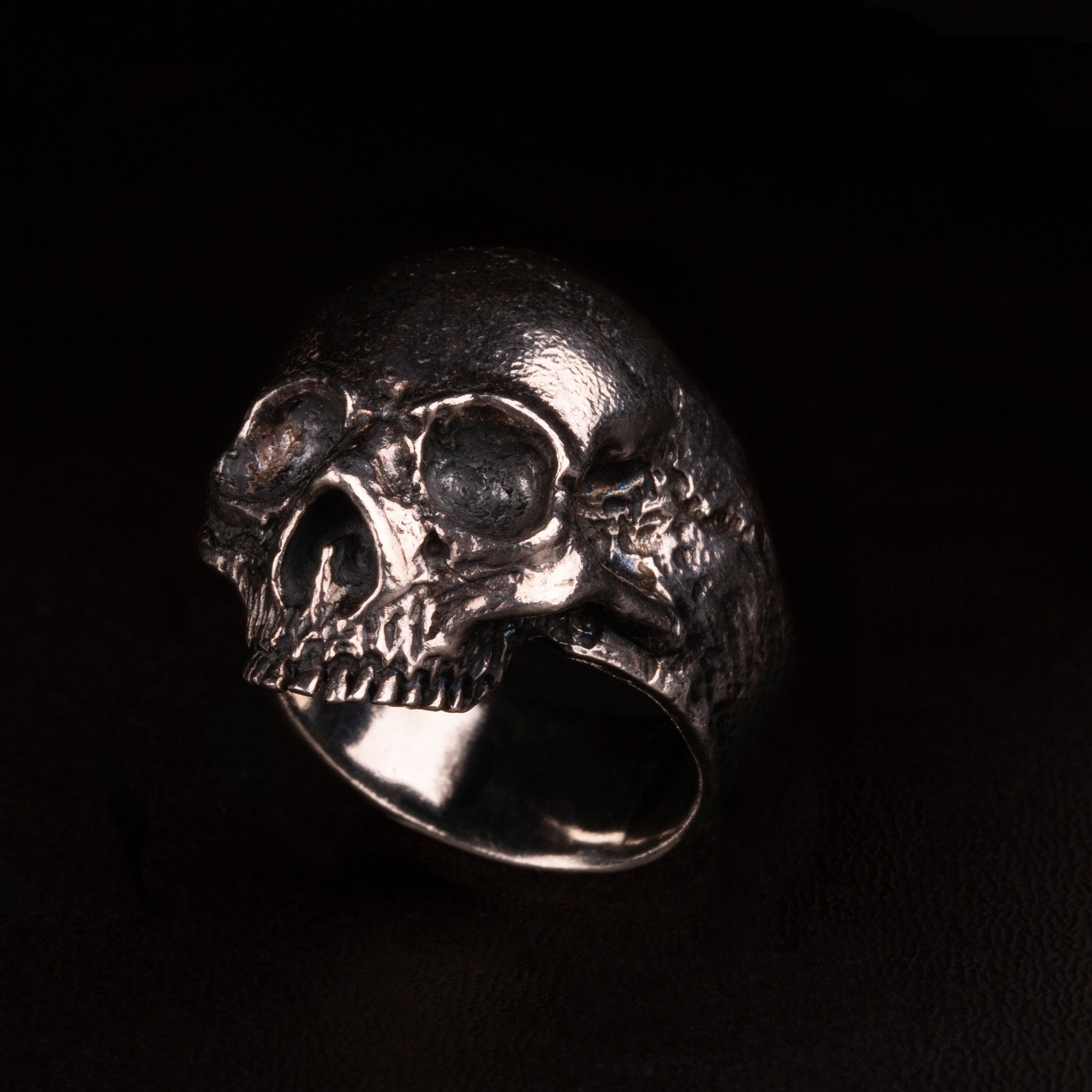 Anello in argento925 con teschio anatomico senza mandibola.
