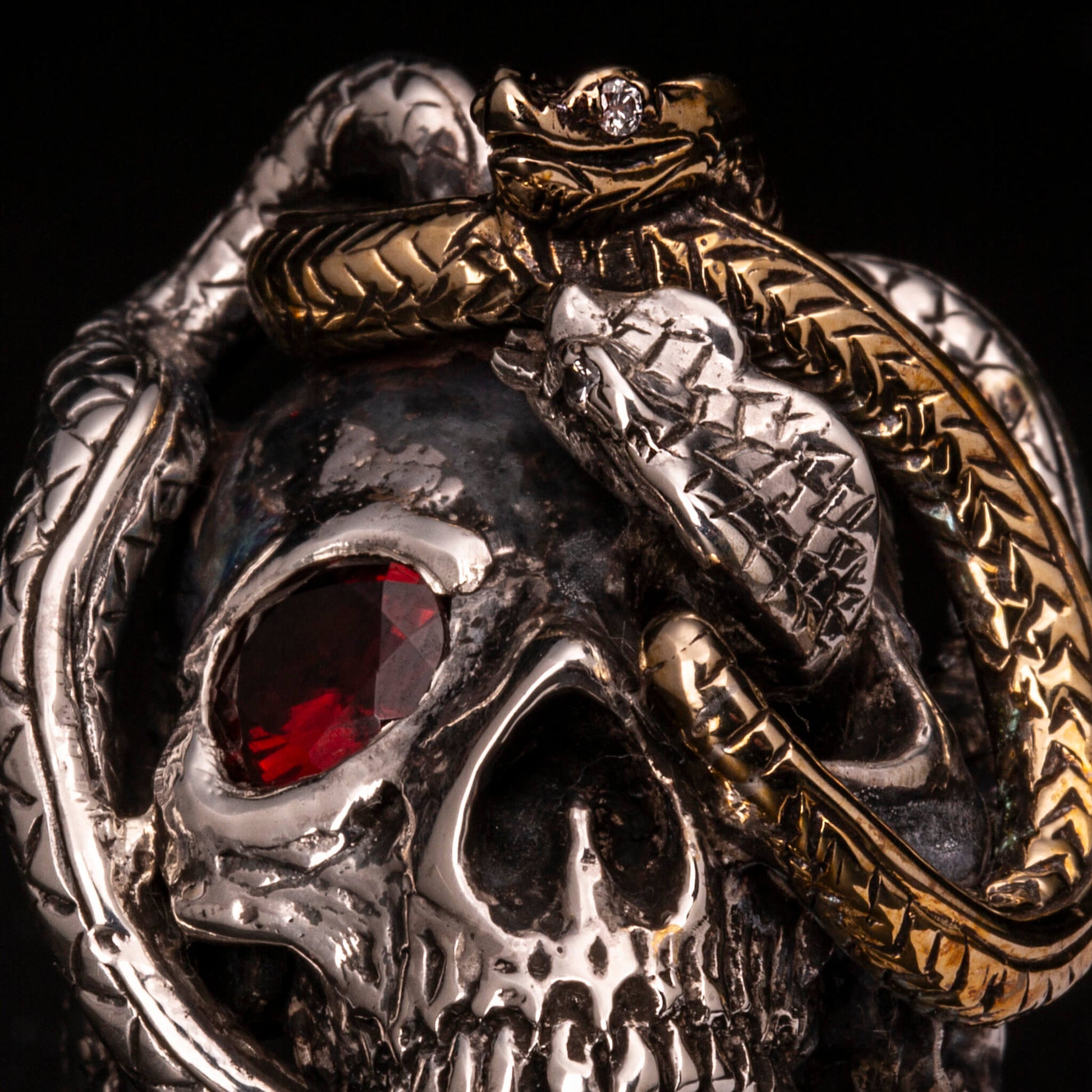 Anello in argento925 con dettaglio di un serpente in ottone. Impreziosito con diamanti naturali e granato.