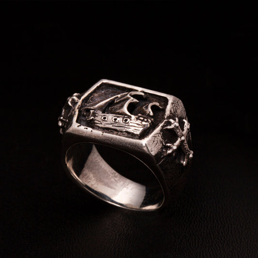Anello chevalier in argento925 con veliero tridimensionale e croci gotiche nei gambi laterali.