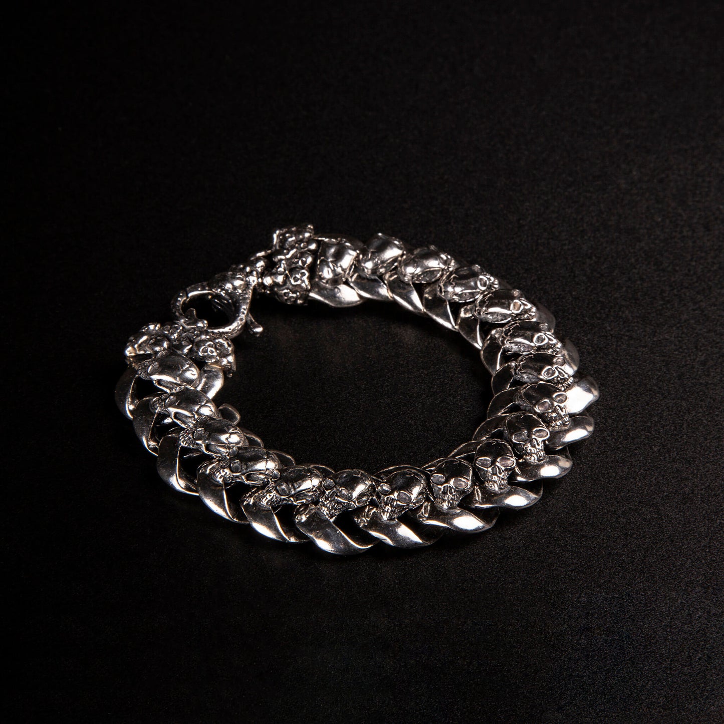 Bracciale grumettone in argento925 sormontato da teschi.