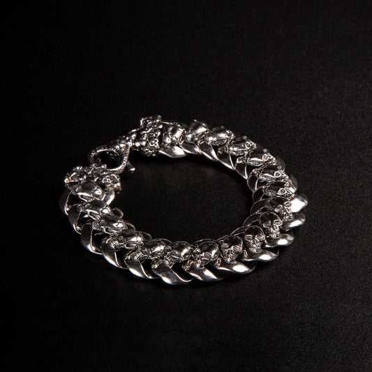 Bracciale grumettone in argento925 sormontato da teschi.