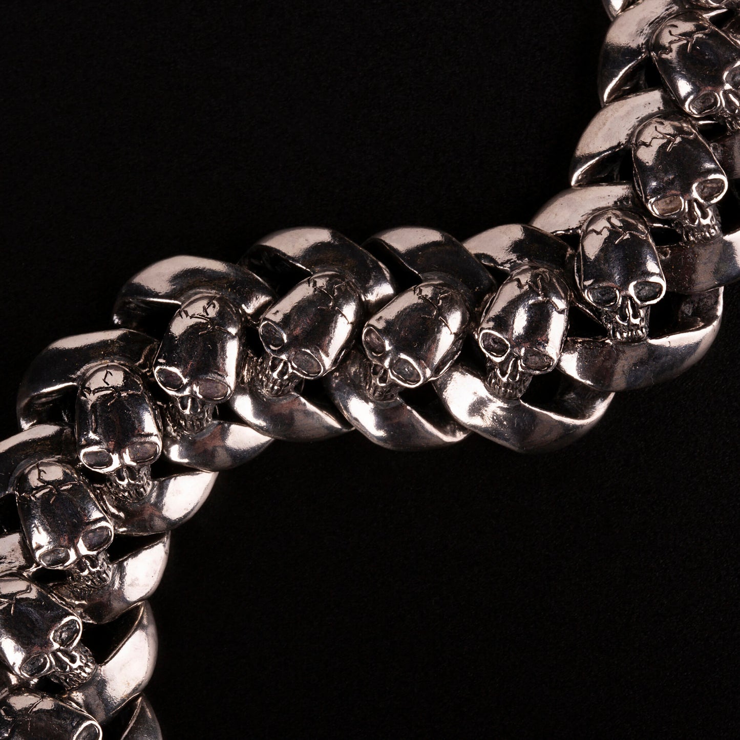 Bracciale grumettone in argento925 sormontato da teschi.