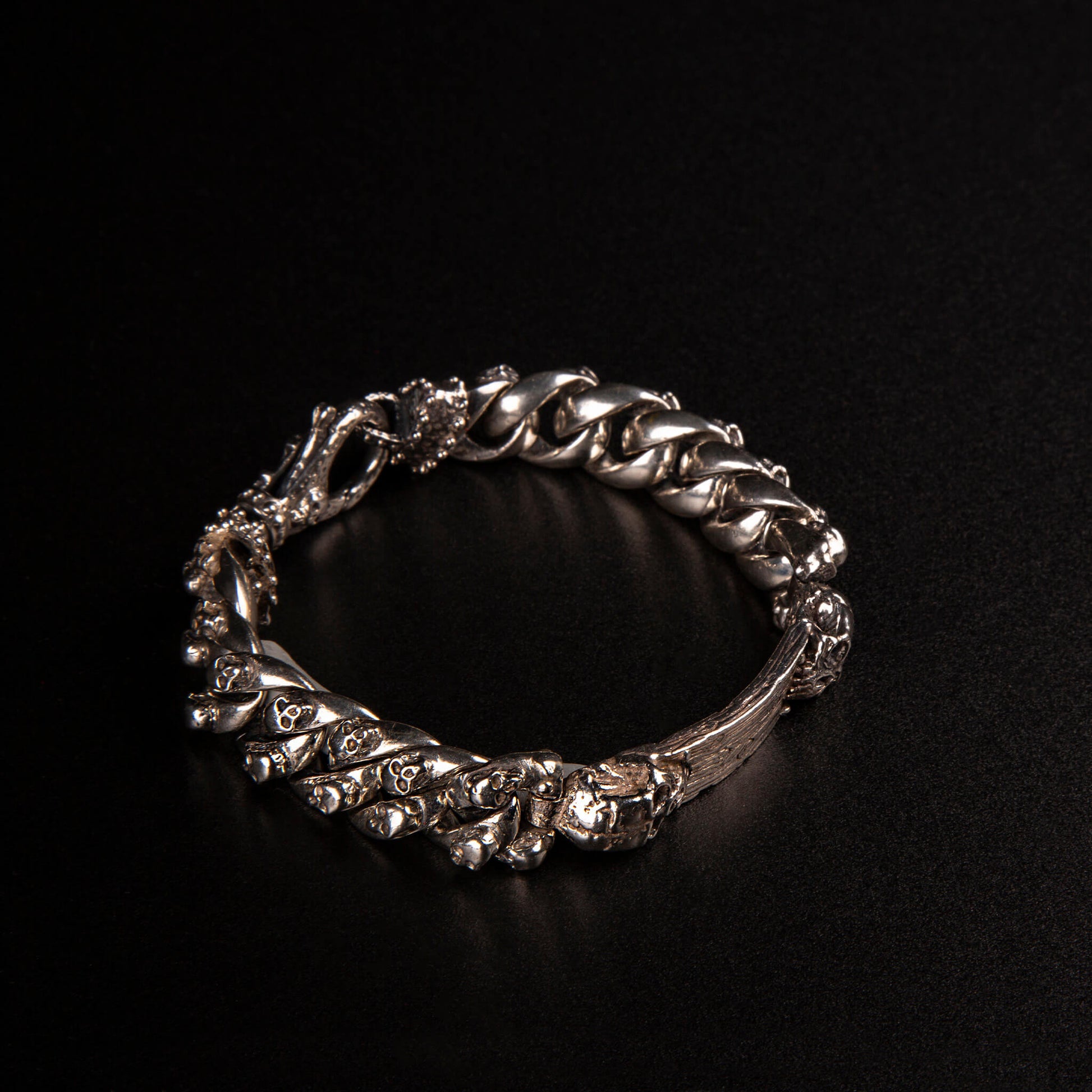 Bracciale in argento925 con maglie a grumetta sottile impreziosite da piccoli teschi e piastrina centrale effetto tavola di legno personalizzabile con due teschi alle estremita'.