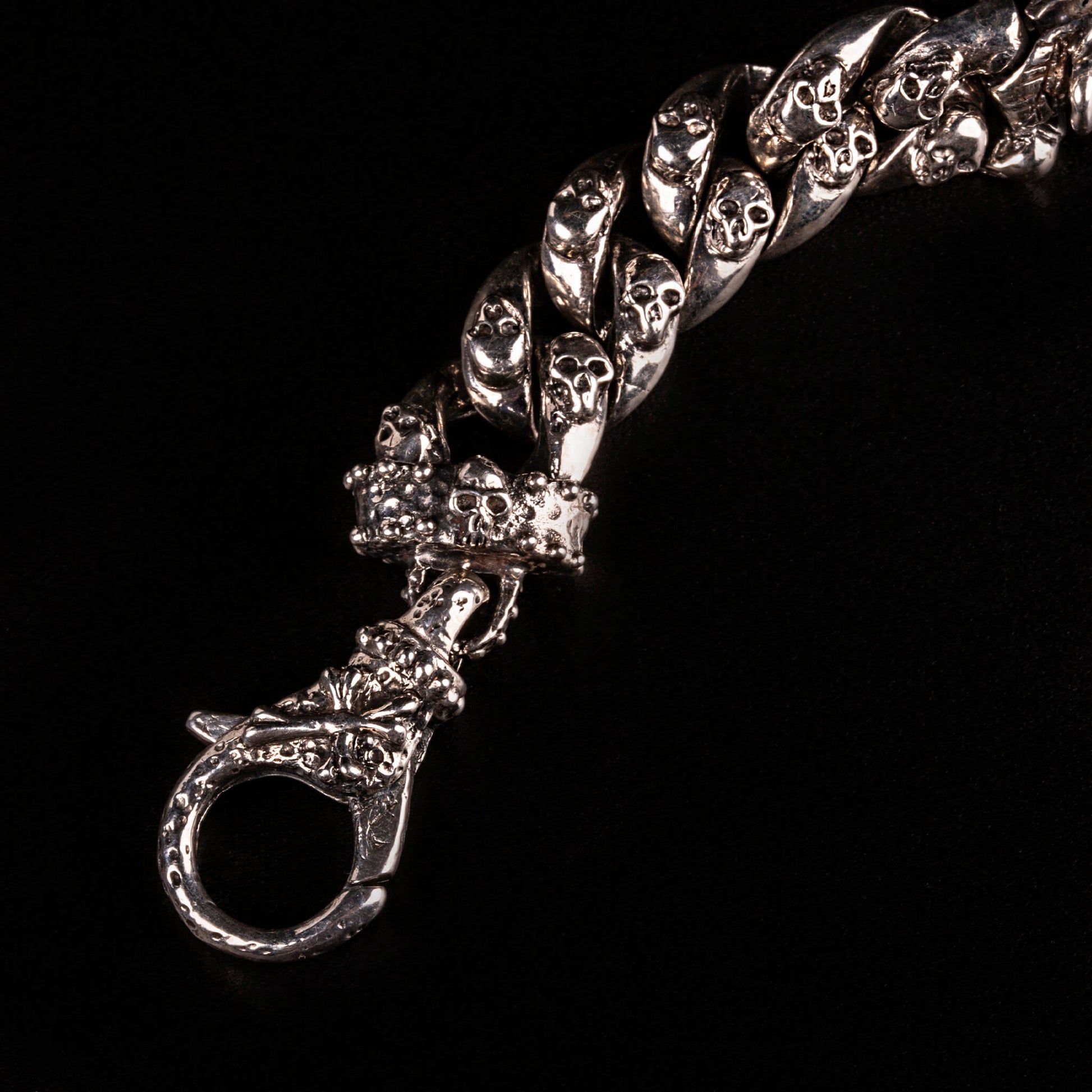 Bracciale in argento925 con maglie a grumetta sottile impreziosite da piccoli teschi e piastrina centrale effetto tavola di legno personalizzabile con due teschi alle estremita'.