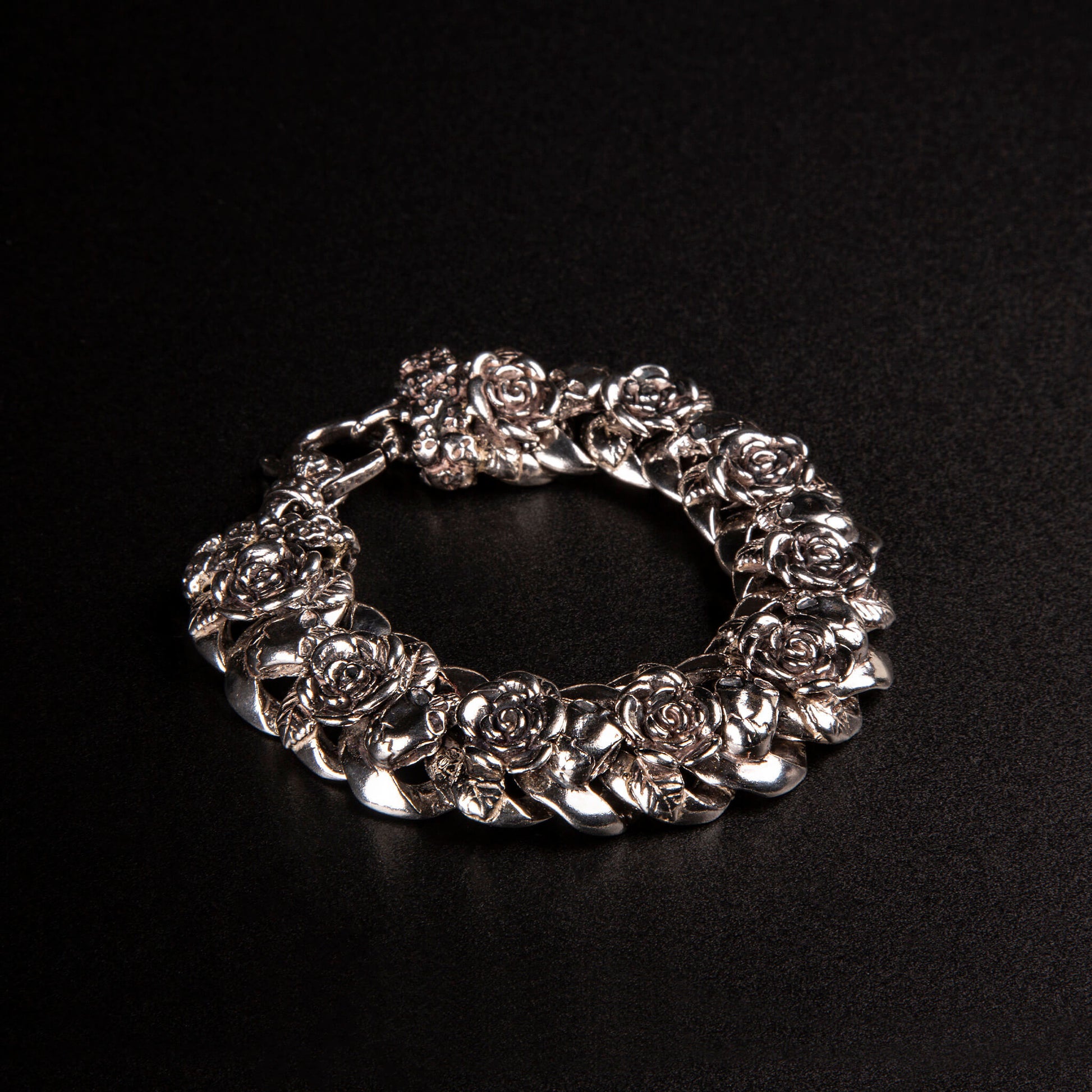 Bracciale grumettone in argento925 con teschi e rose