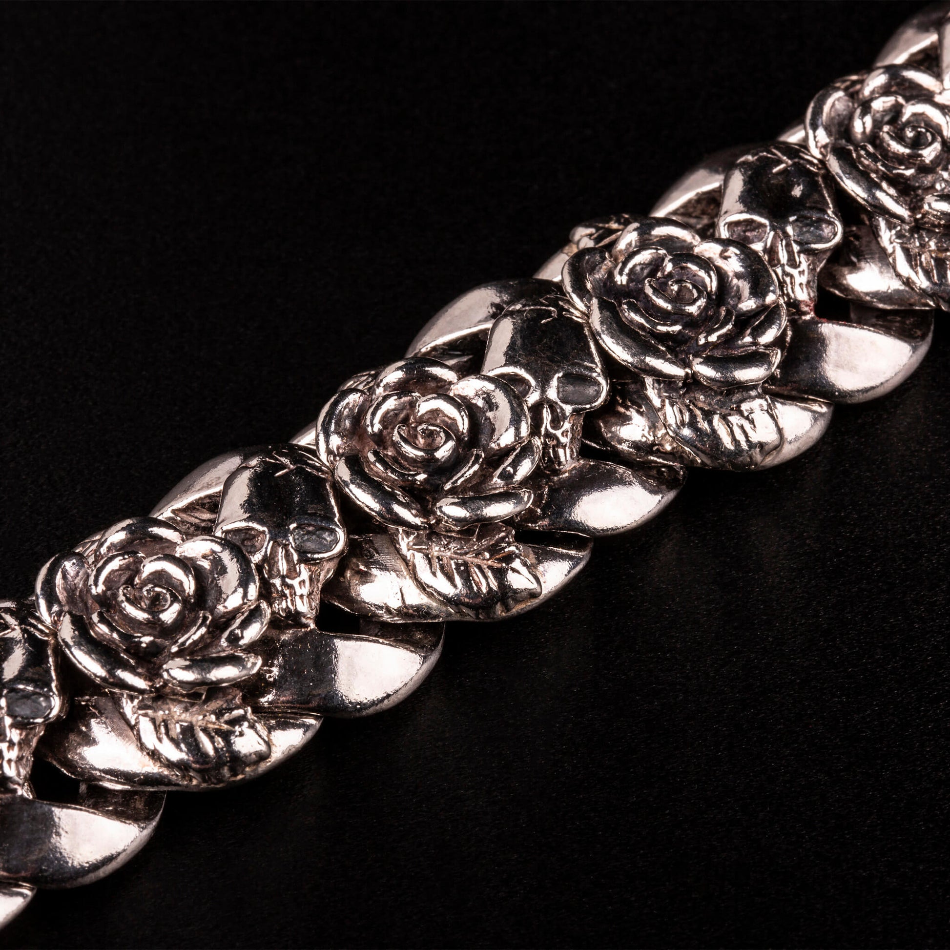 Bracciale grumettone in argento925 con teschi e rose