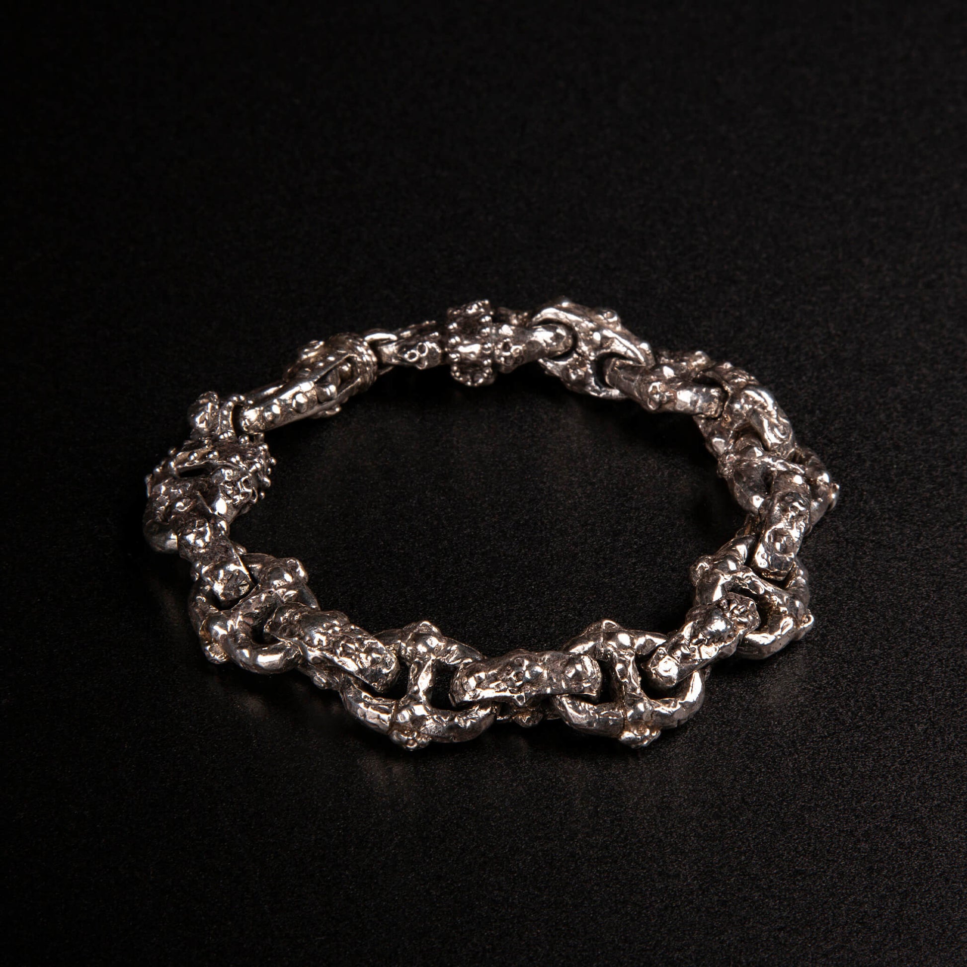 Bracciale in argento 925 con maglia marinara e piccoli teschietti.