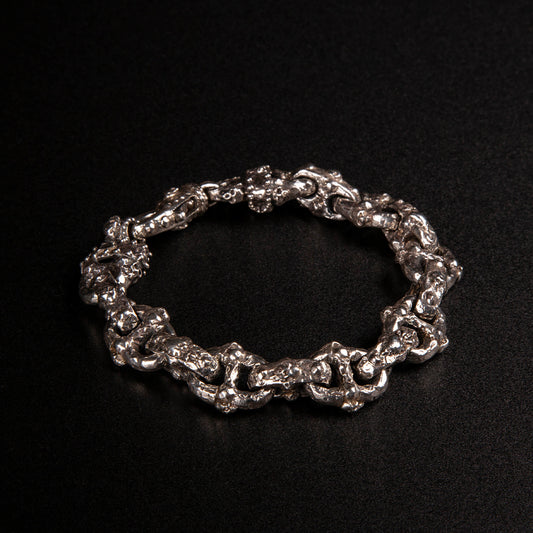 Bracciale in argento 925 con maglia marinara e piccoli teschietti.