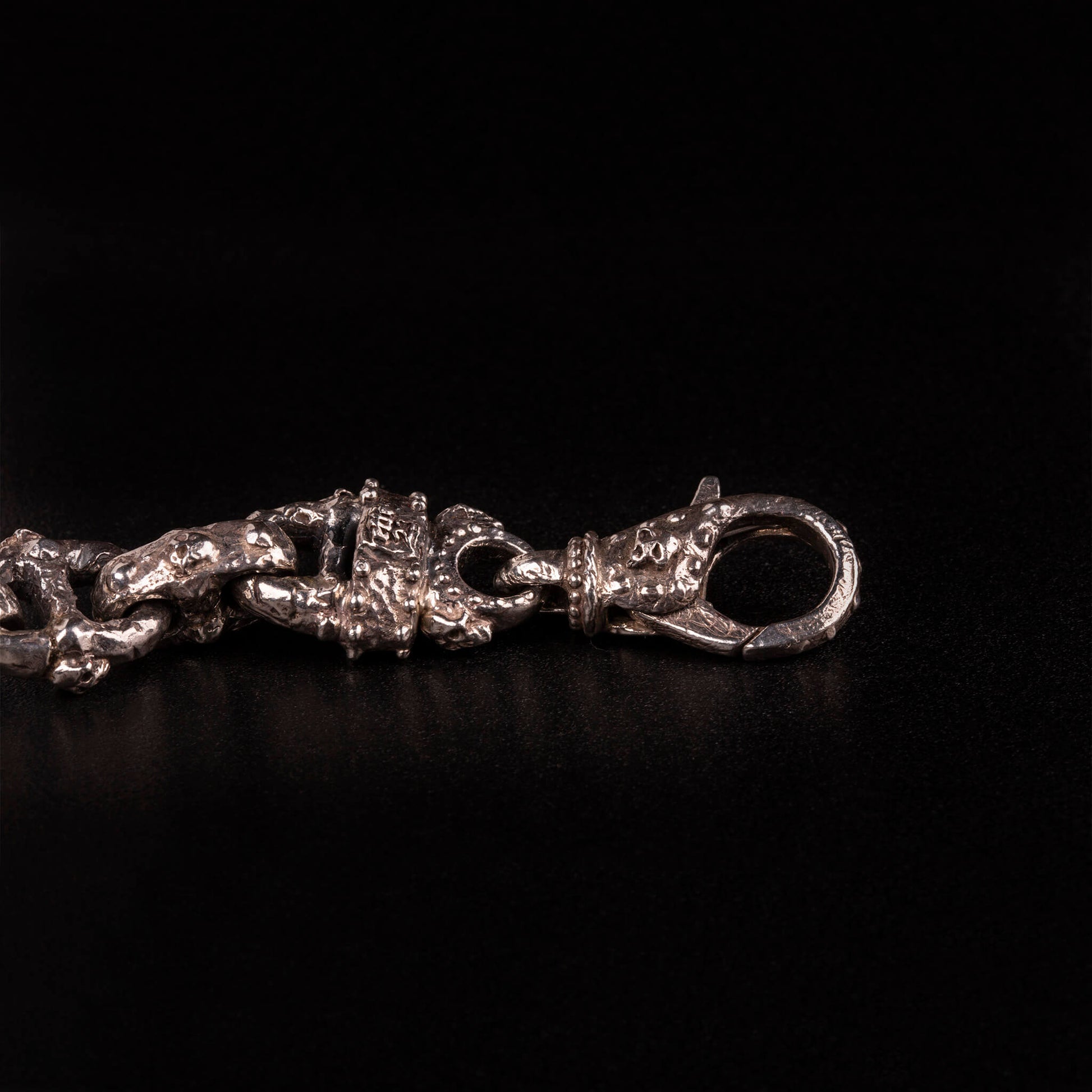 Bracciale in argento 925 con maglia marinara e piccoli teschietti.