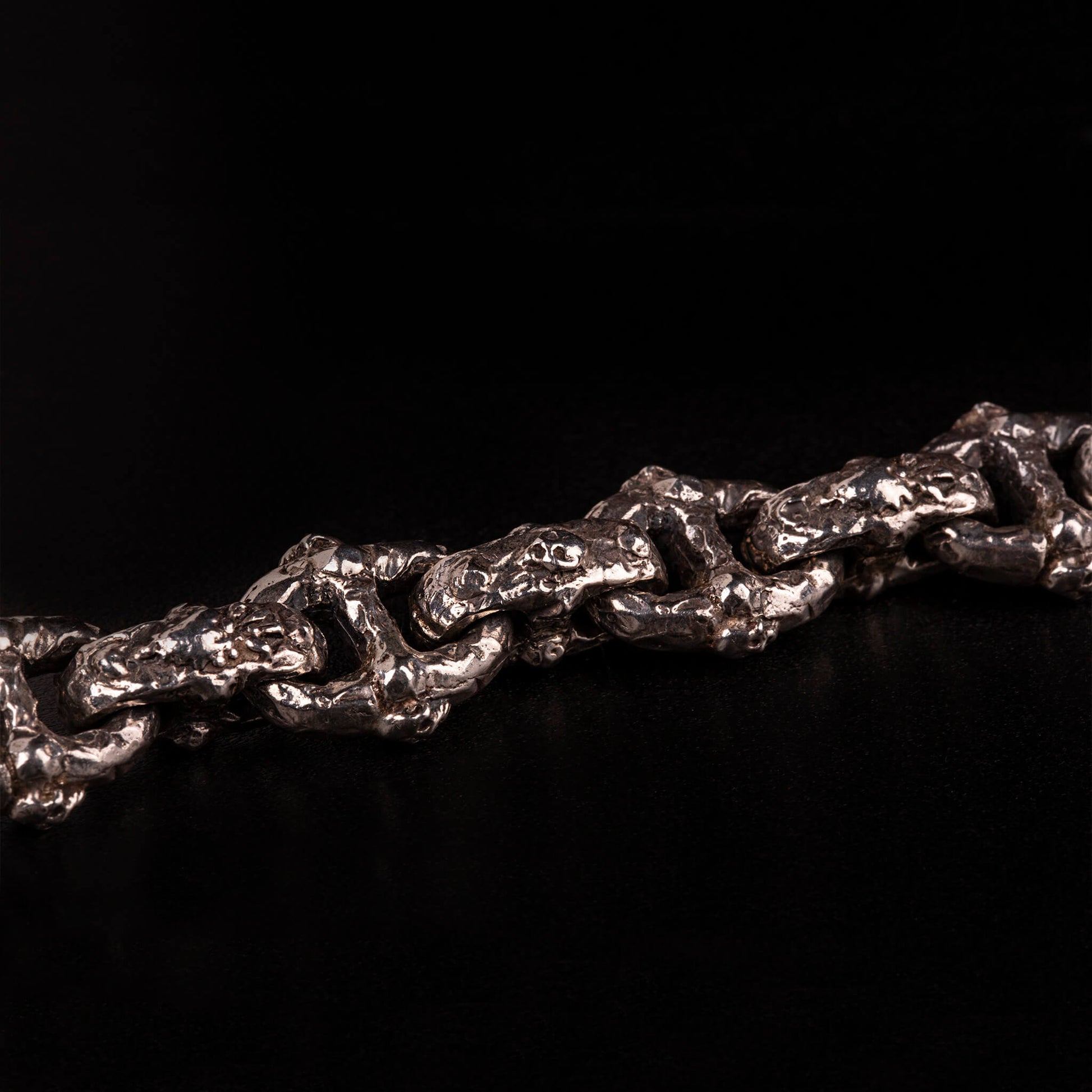 Bracciale in argento 925 con maglia marinara e piccoli teschietti.