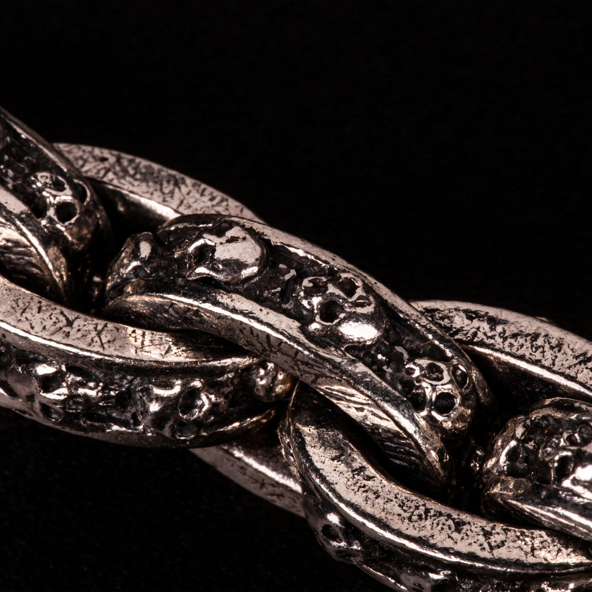 Bracciale in argento925 con maglia rolo' grossa impreziosita da piccolissimi teschietti.