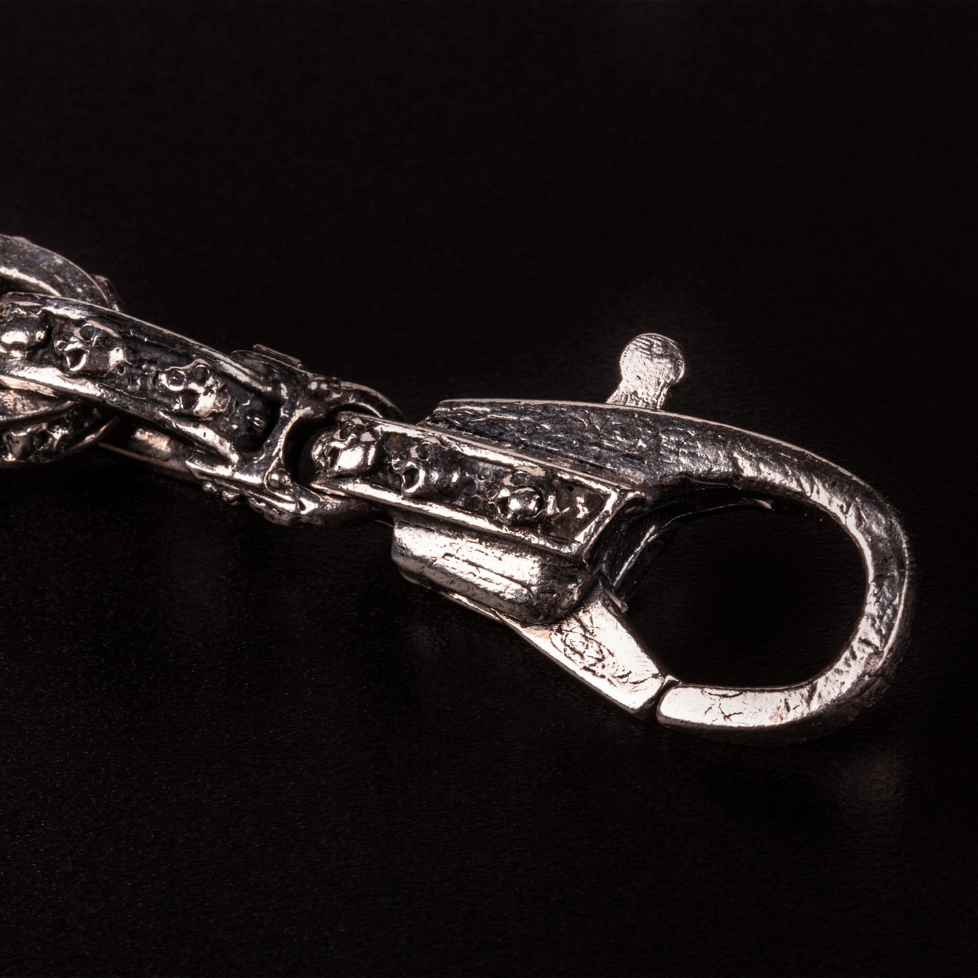 Bracciale in argento925 con maglia rolo' grossa impreziosita da piccolissimi teschietti.