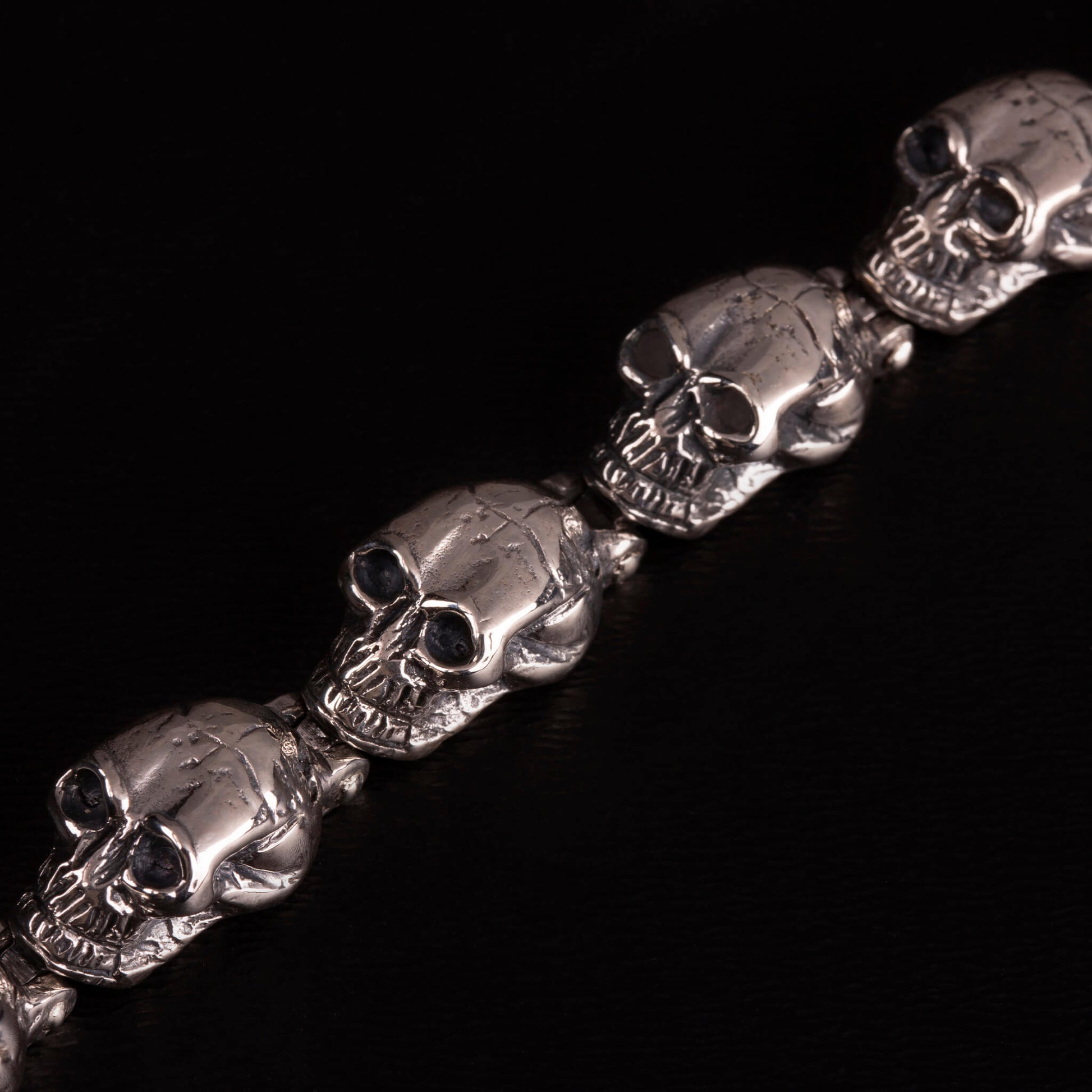 Bracciale in argento925 con teschi lineari.