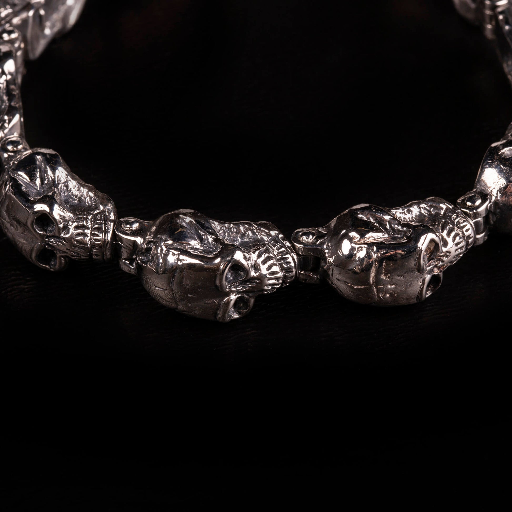 Bracciale in argento925 con teschi lineari.