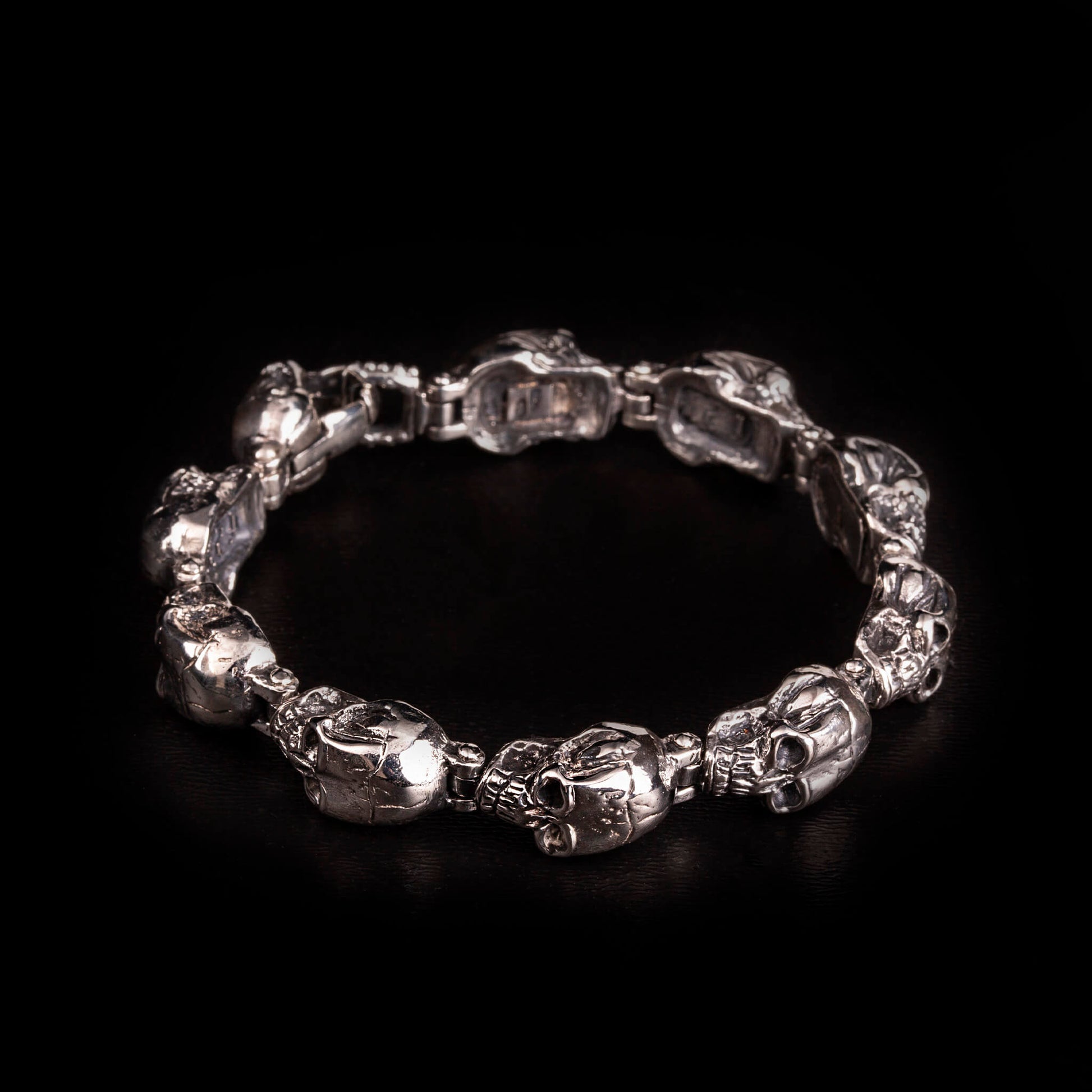 Bracciale in argento925 con teschi lineari.