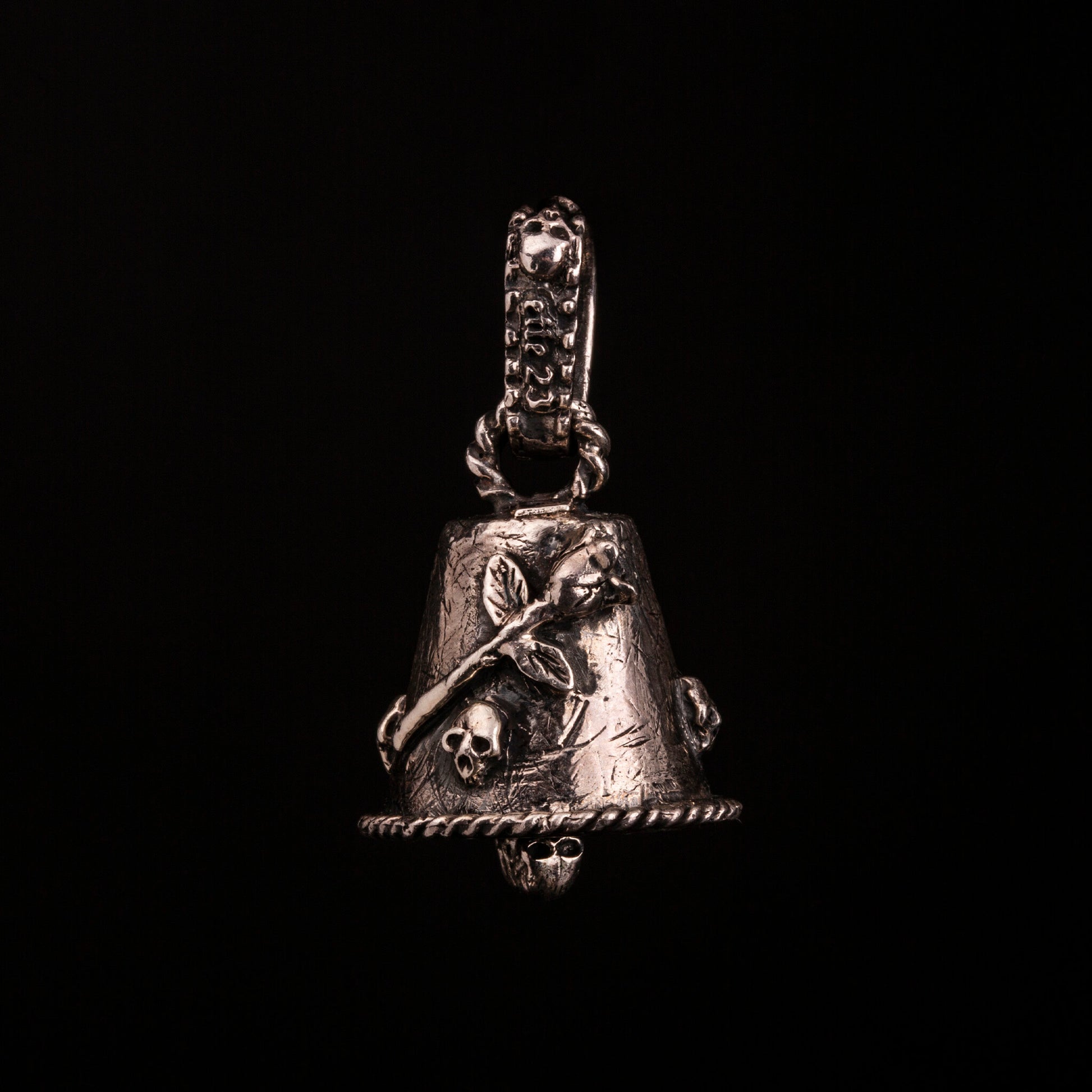 Guardian bell in argento925, campanella scaccia spiriti con teschio con corona e stelo di rosa.