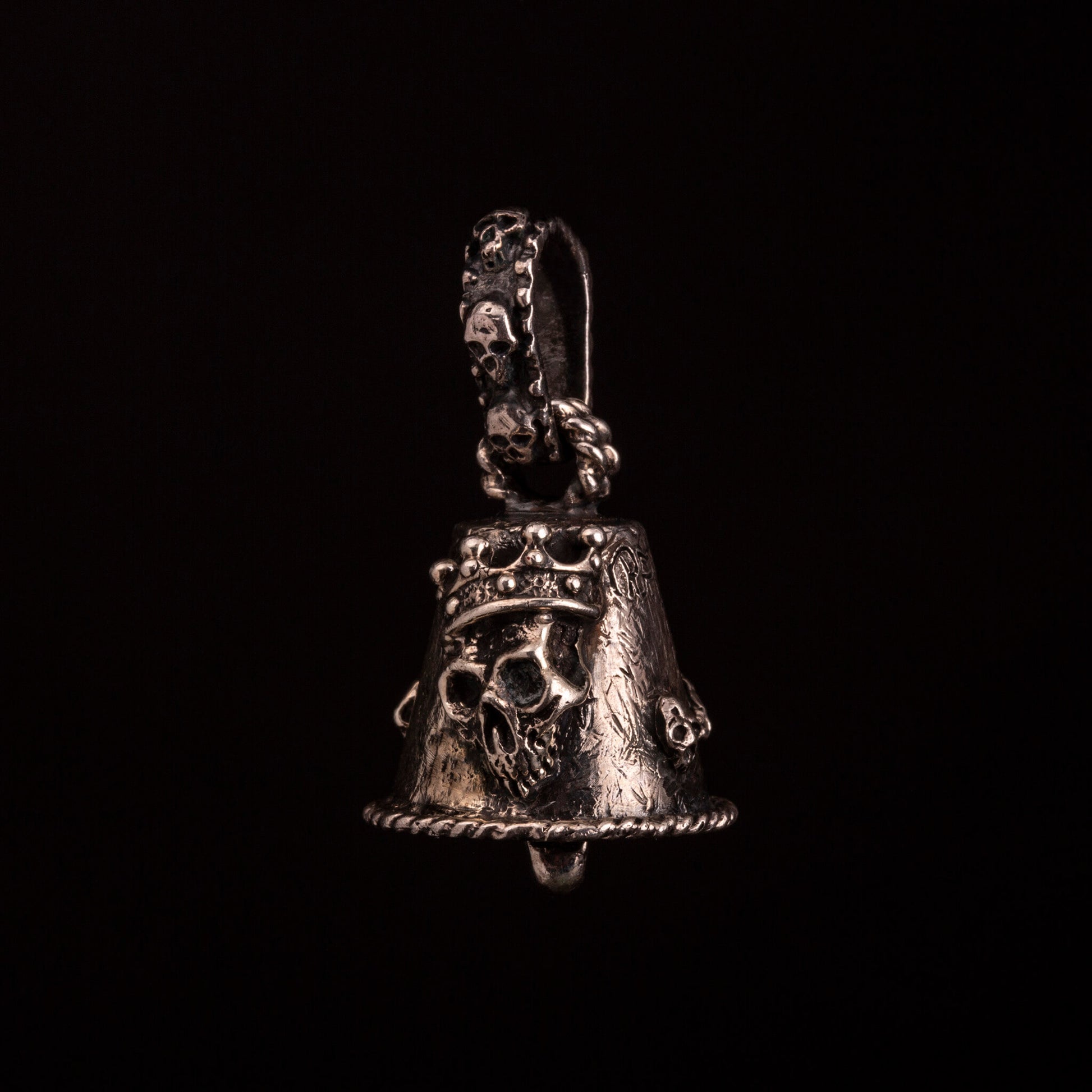 Guardian bell in argento925, campanella scaccia spiriti con teschio con corona e stelo di rosa.