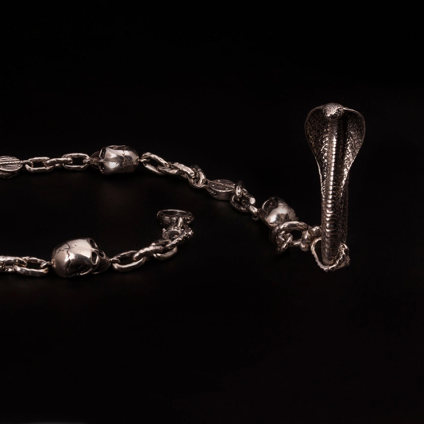 Catena per portafoglio in argento925 con moschettone a forma di cobra e maglia rolo' alternata da teschi e boccole marinare.