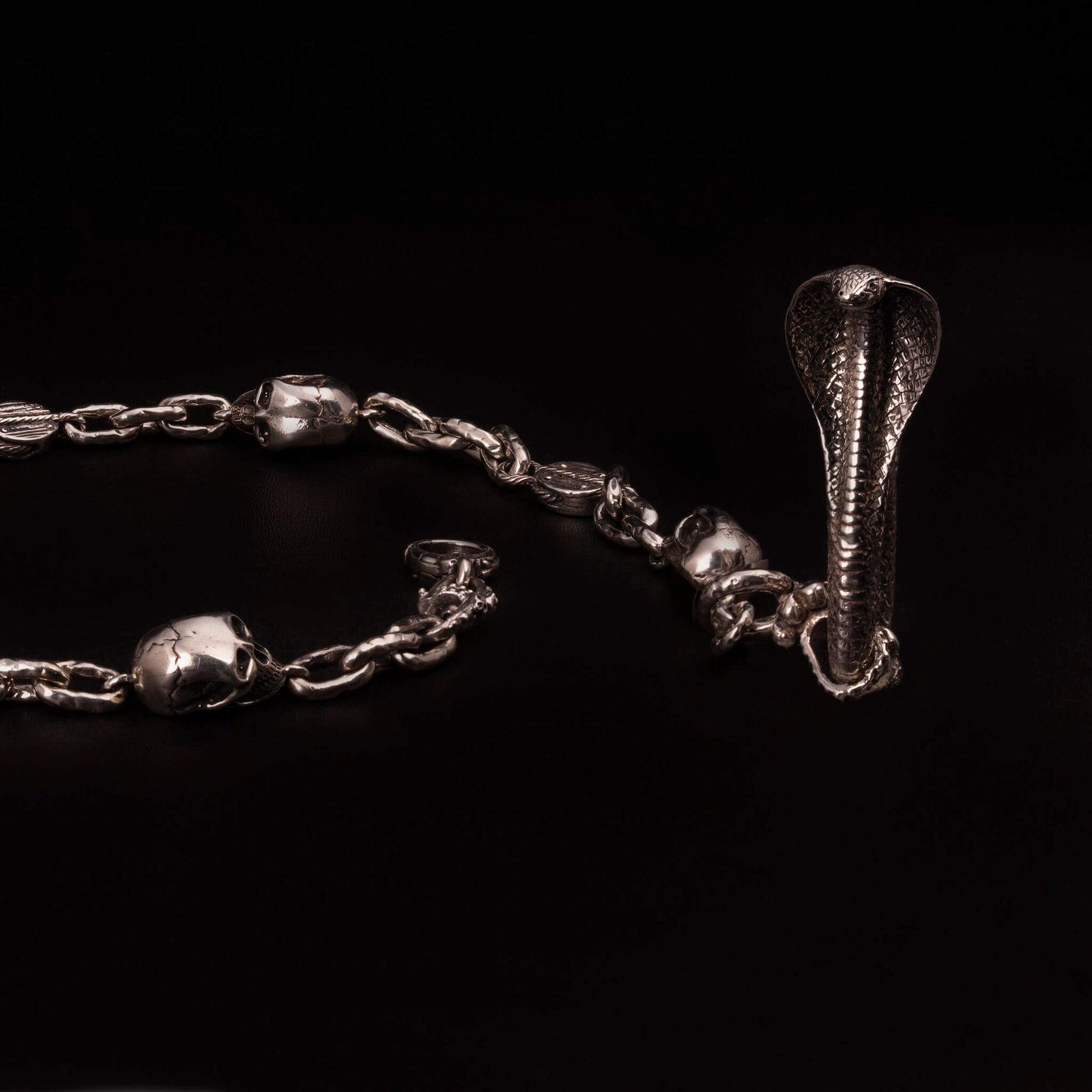 Catena per portafoglio in argento925 con moschettone a forma di cobra e maglia rolo' alternata da teschi e boccole marinare.