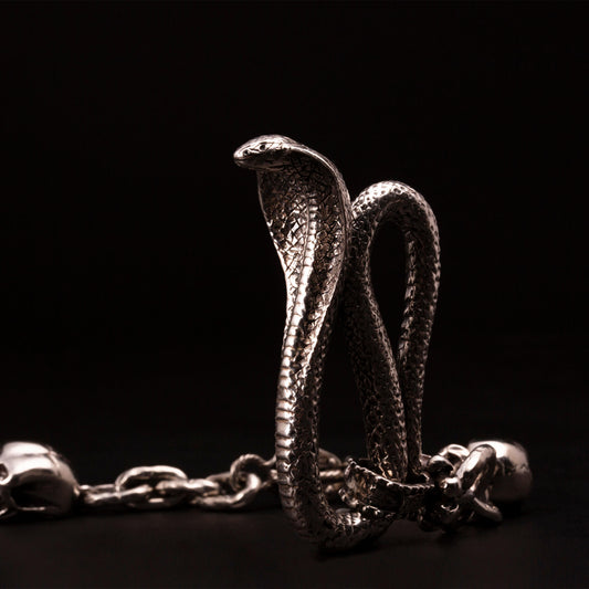 Catena per portafoglio in argento925 con moschettone a forma di cobra e maglia rolo' alternata da teschi e boccole marinare.