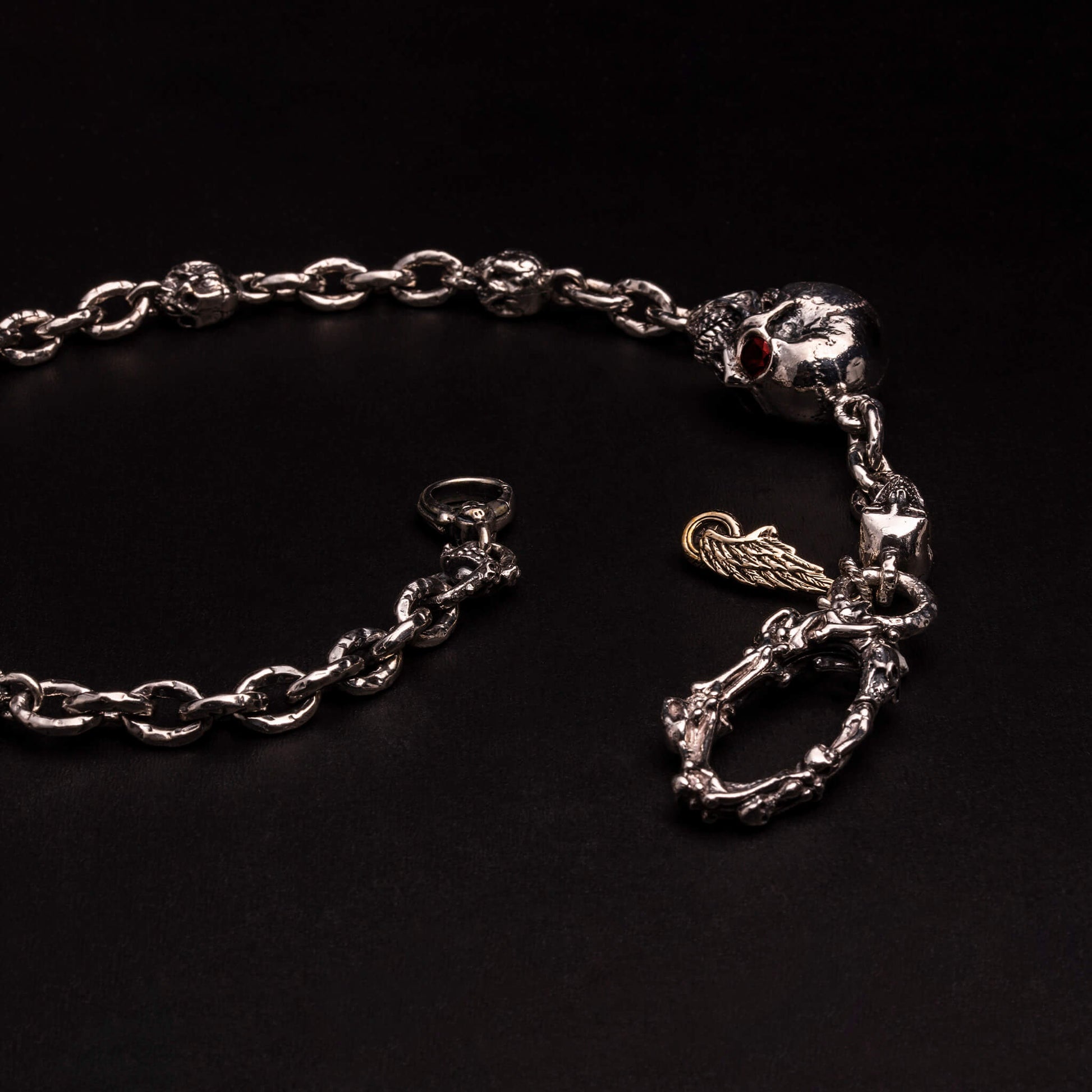 Catena per portafoglio in argento925, maglie rolo', teschio impreziosito da granati, moschettone lavorato.