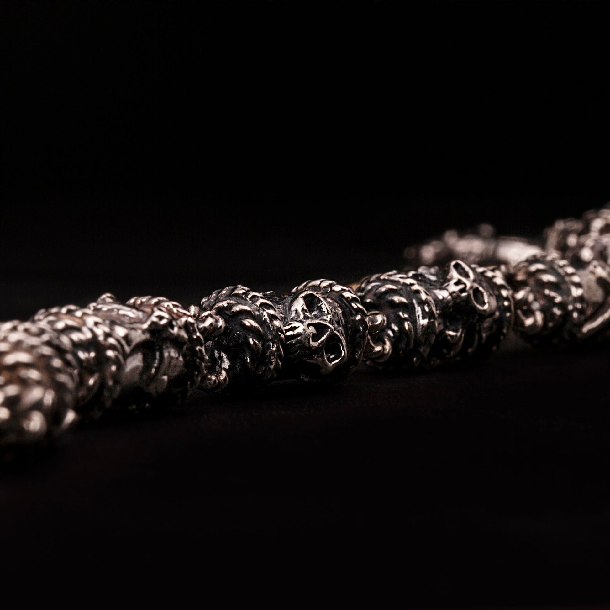 Catena portafoglio n argento925 con elementi tubolari decorati con teschi, cuori votivi, croci gotiche. Moschettone composto da ossa incrociate e teschi, con targhetta ruota e ala e teschio.