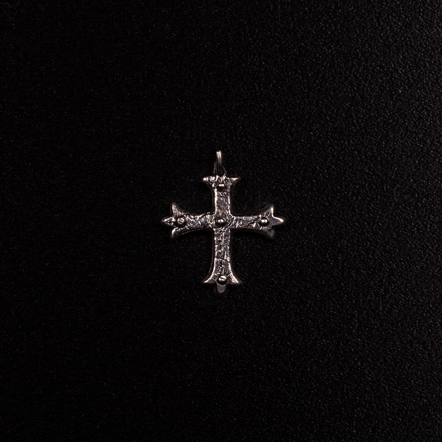 Charms croce gotica in argento 925 per bracciale.