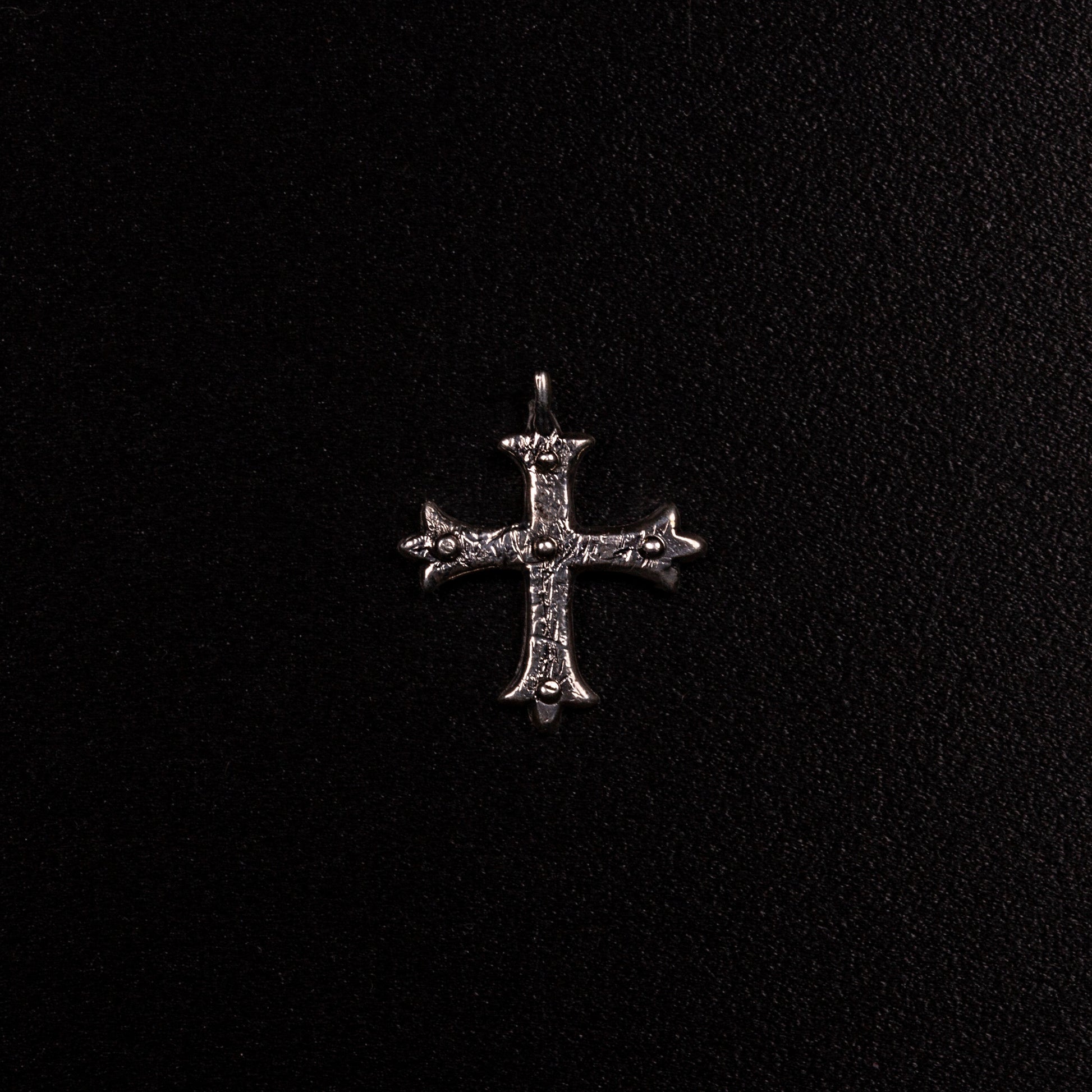 Charms croce gotica in argento 925 per bracciale.