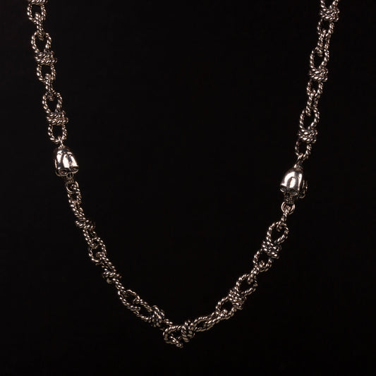 Collana in argento925 con maglie effetto corda legata in nodi marinari e intervallati da teschi.