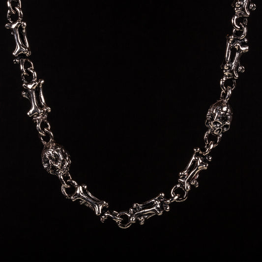 Collana in argeto925 con maglie formate da ossa saldate tra loro e alternate a teschi.