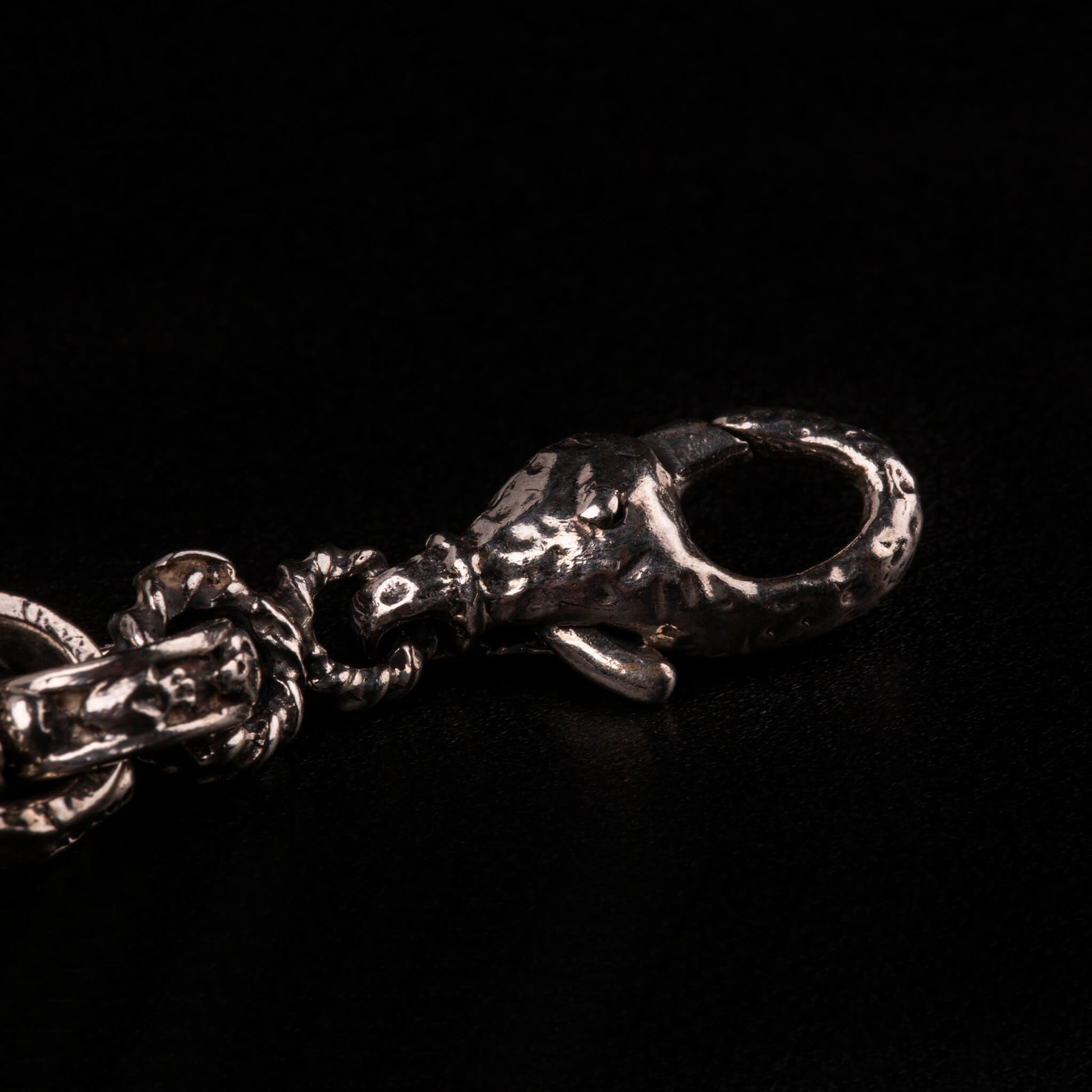 Collana in argento925 con maglia rolo' decocata da piccoli teschi.