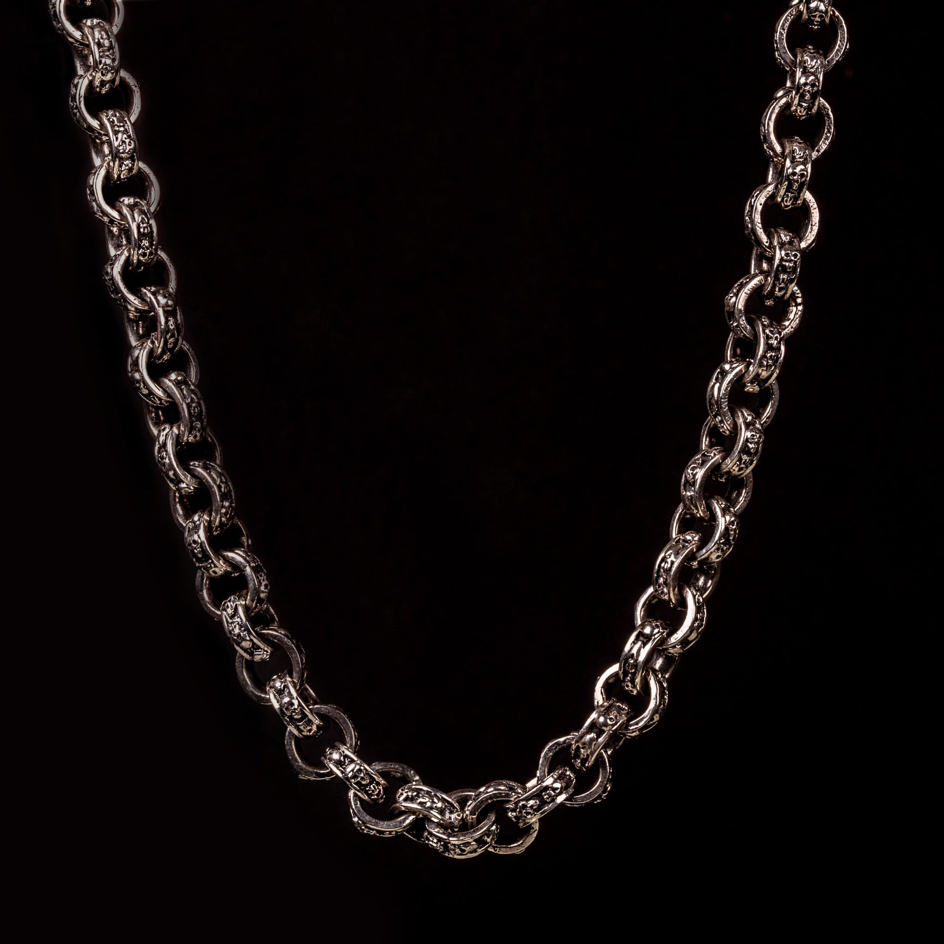 Collana in argento925 con maglia rolo' decocata da piccoli teschi.