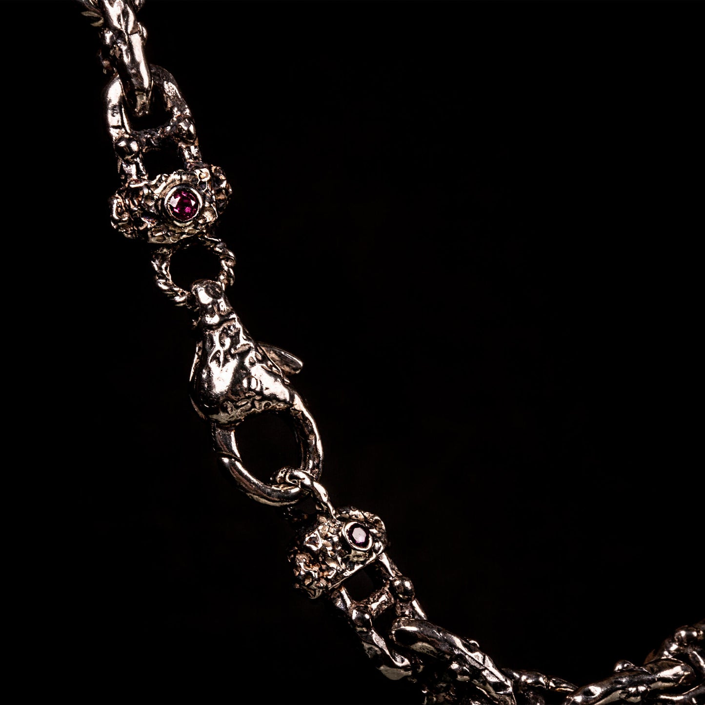 Collana in argento925 con maglia marinara lavorata e saldata amano. Due rubini incastonati nelle contro maglie terminali.