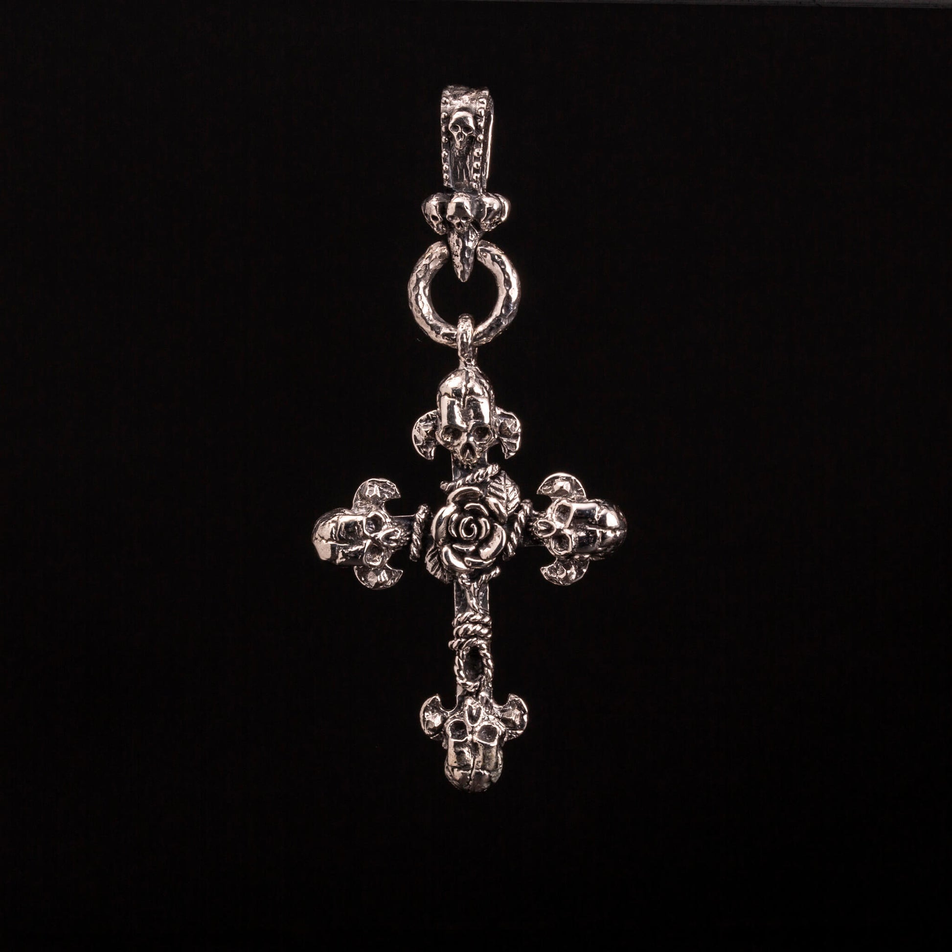 Pendente in argento con croce e teschio