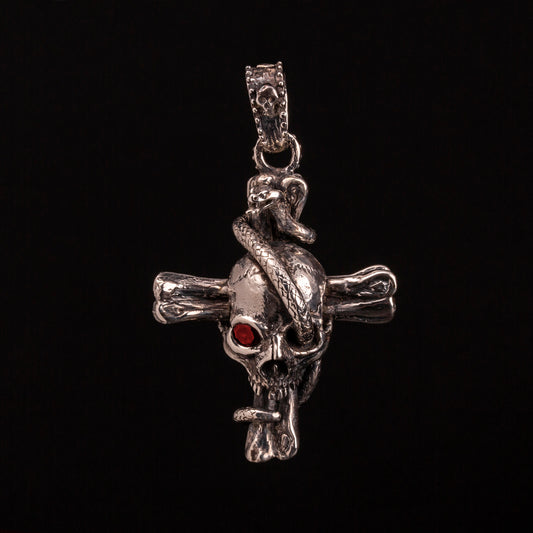 pendente in argento925 con ossa incrociate sormontate da teschio con granato e avvolto da serpente.
