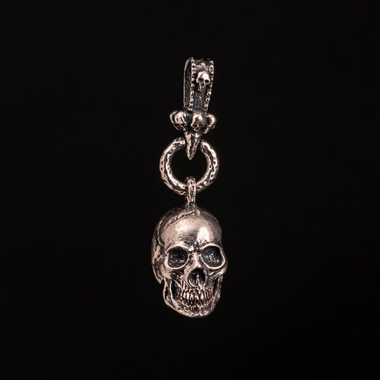 Pendente in argento925 con teschio anatomico. Contromaglia lavorata con piccoli teschietti.