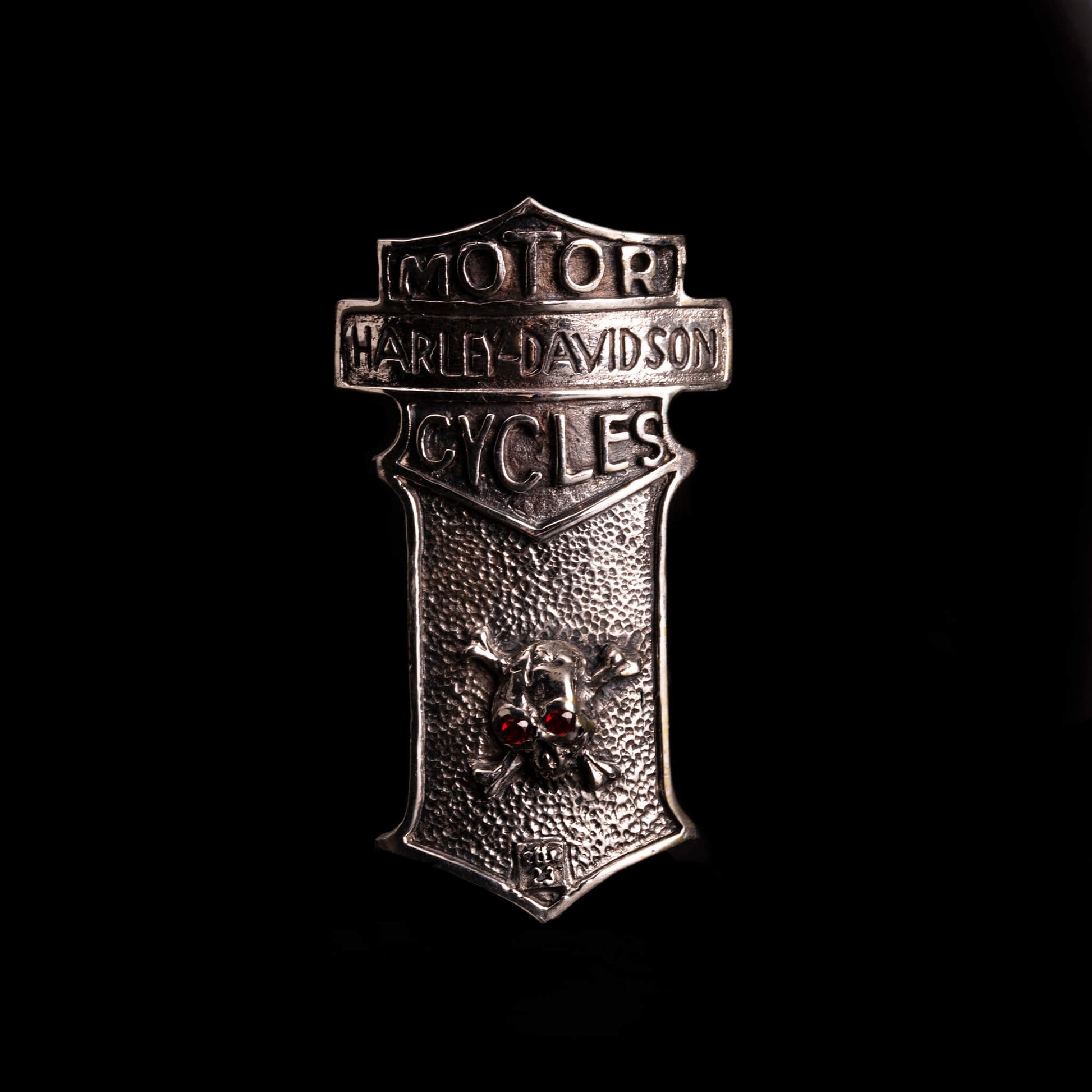 Piastrina custom in argento925 con teschio con incastonati dei granati da applicare al telaio della Harley Davidson.