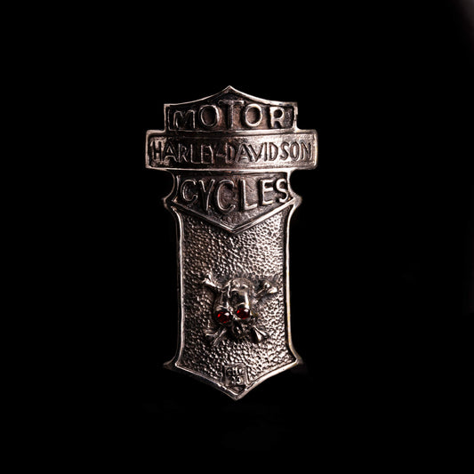 Piastrina custom in argento925 con teschio con incastonati dei granati da applicare al telaio della Harley Davidson.