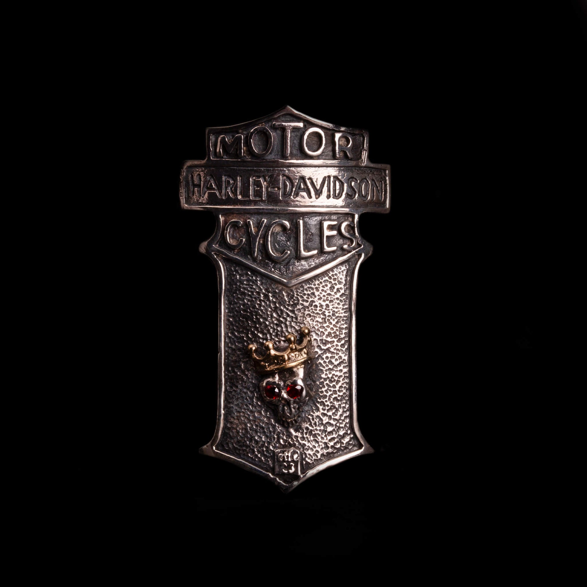 Piastrina custom in argento925 con teschio con incastonati dei granati e corona in ottone, da applicare al telaio della Harley Davidson.