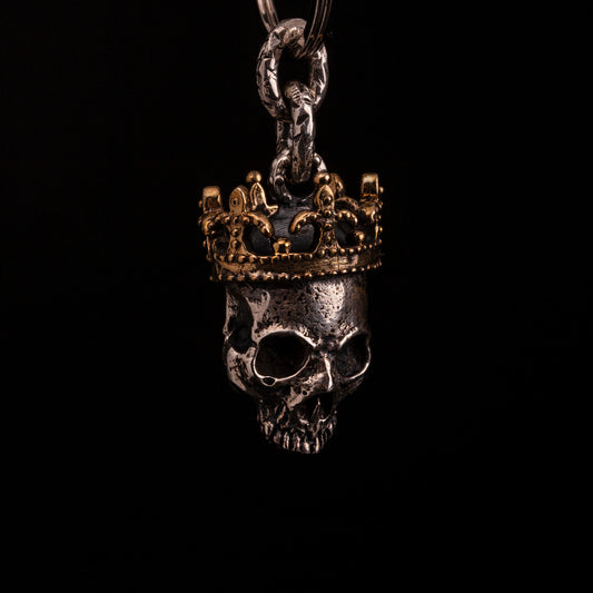 Portachiavi in argento925 a forma di doppio teschio con corona in ottona.