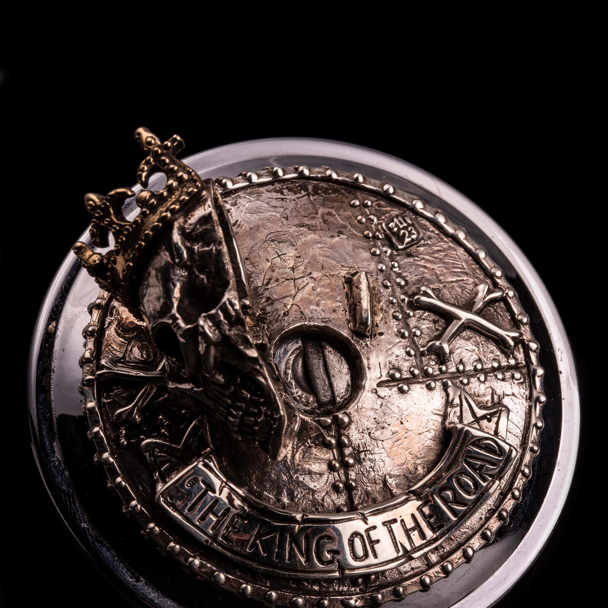 Tappo serbatoio in argento925 con teschio e corona fornito di chiave personalizzata con teschio e corona