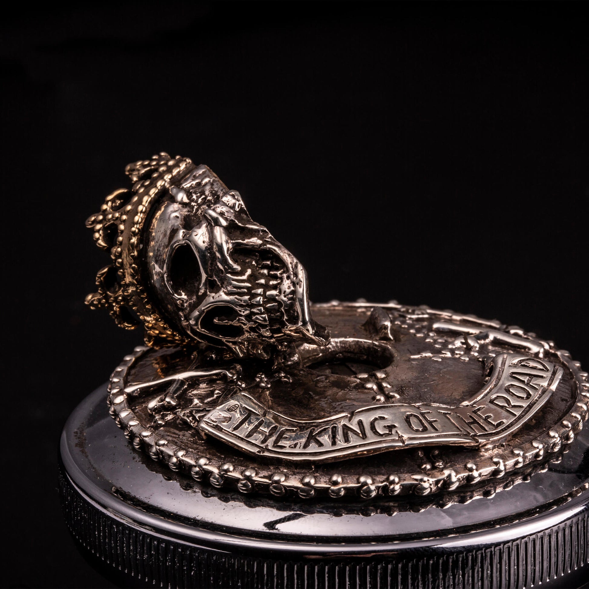 Tappo serbatoio in argento925 con teschio e corona fornito di chiave personalizzata con teschio e corona