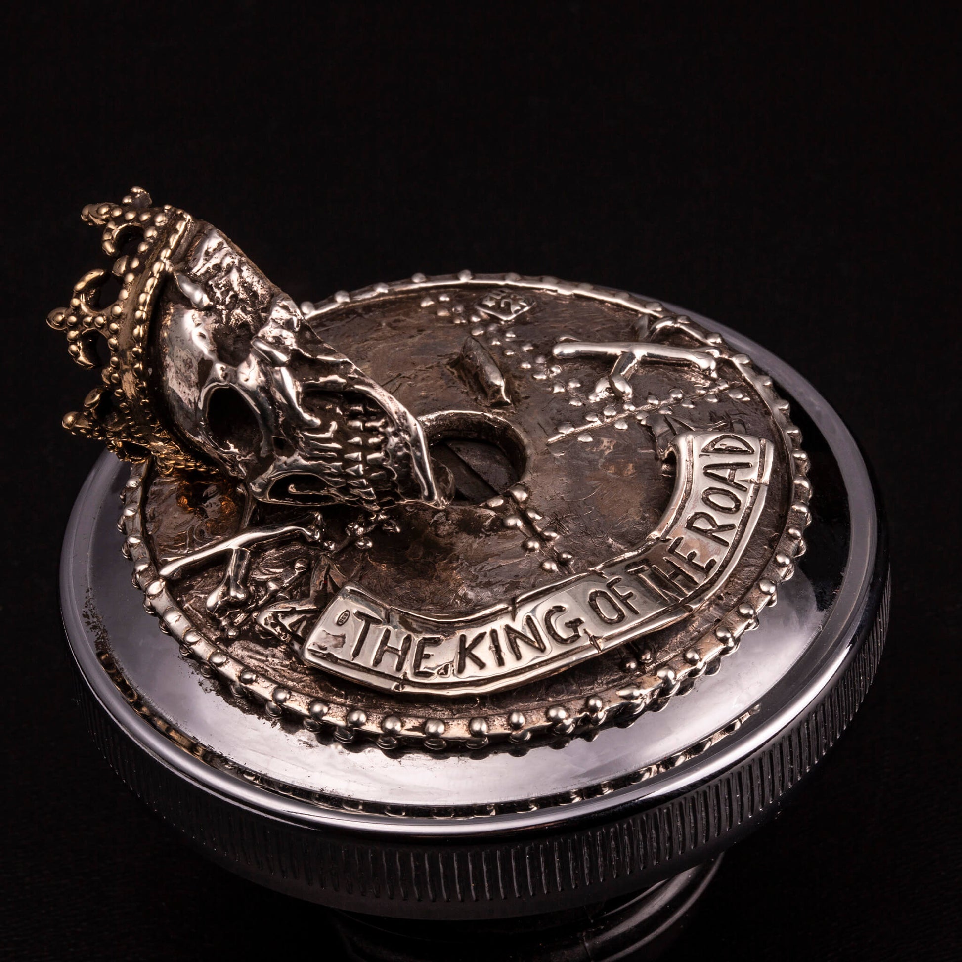 Tappo serbatoio in argento925 con teschio e corona fornito di chiave personalizzata con teschio e corona