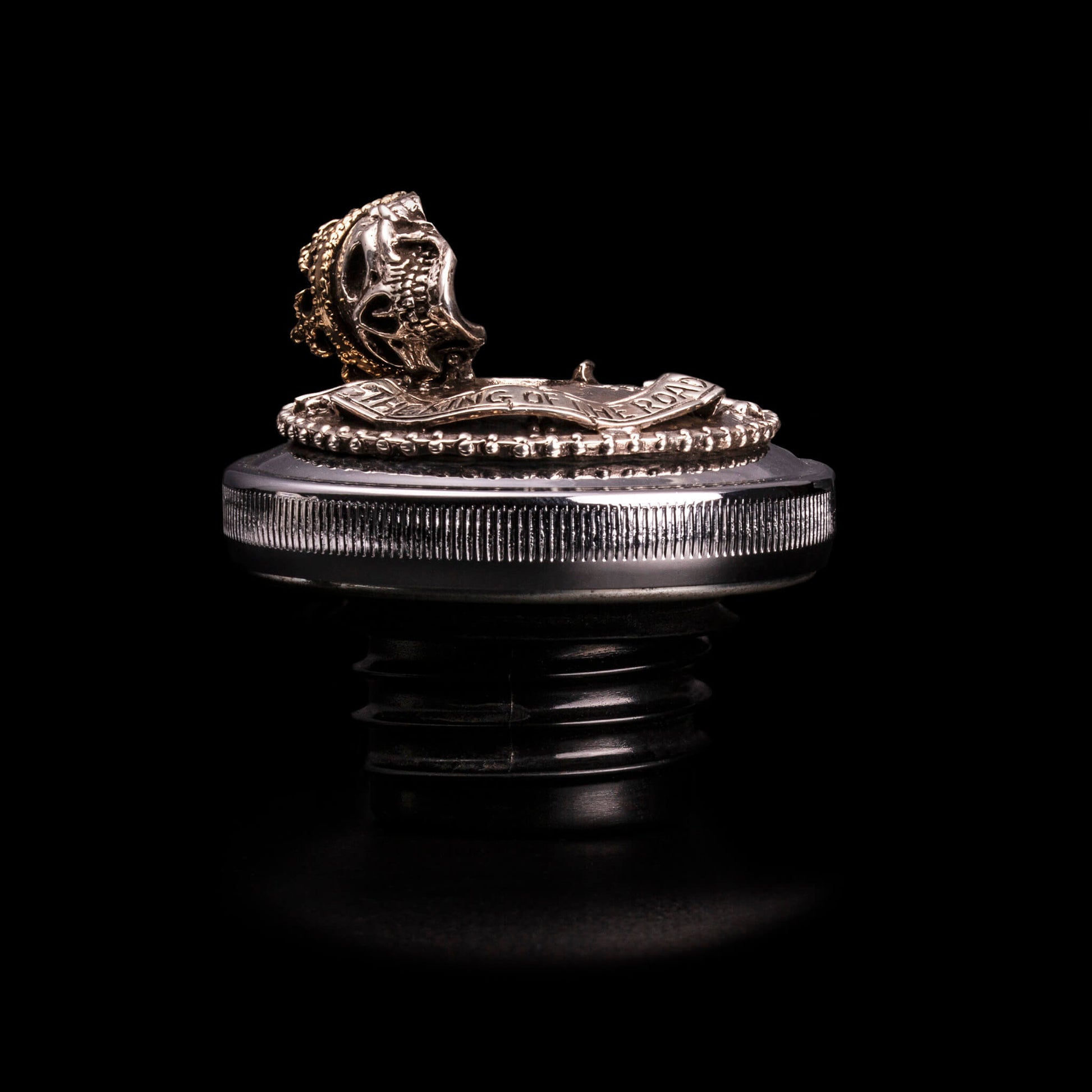 Tappo serbatoio in argento925 con teschio e corona fornito di chiave personalizzata con teschio e corona