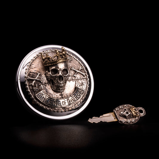 Tappo serbatoio in argento925 con teschio e corona fornito di chiave personalizzata con teschio e corona